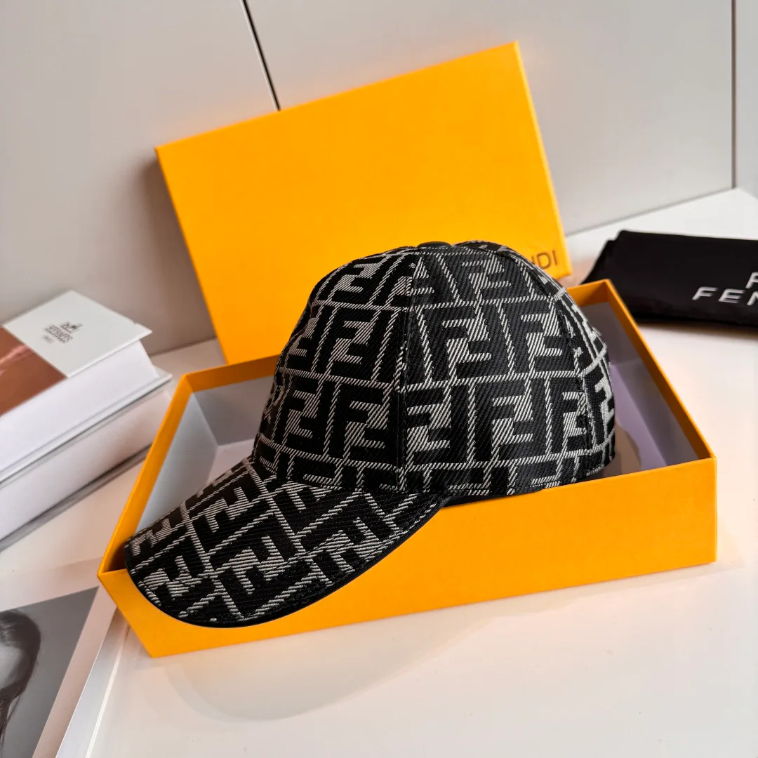Hats FENDI 18347036