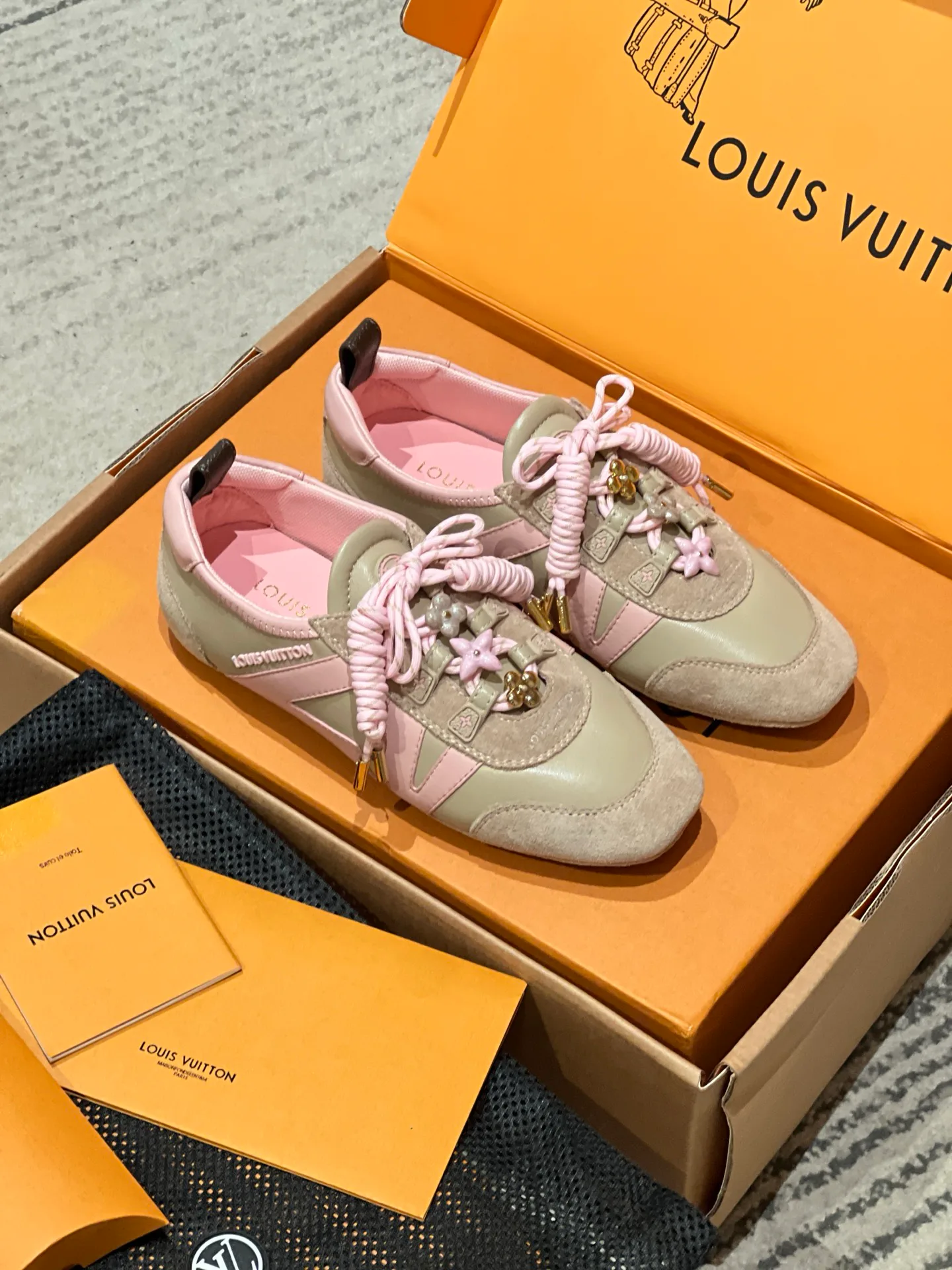 Women's Sneakers LOUIS VUITTON 18194164
