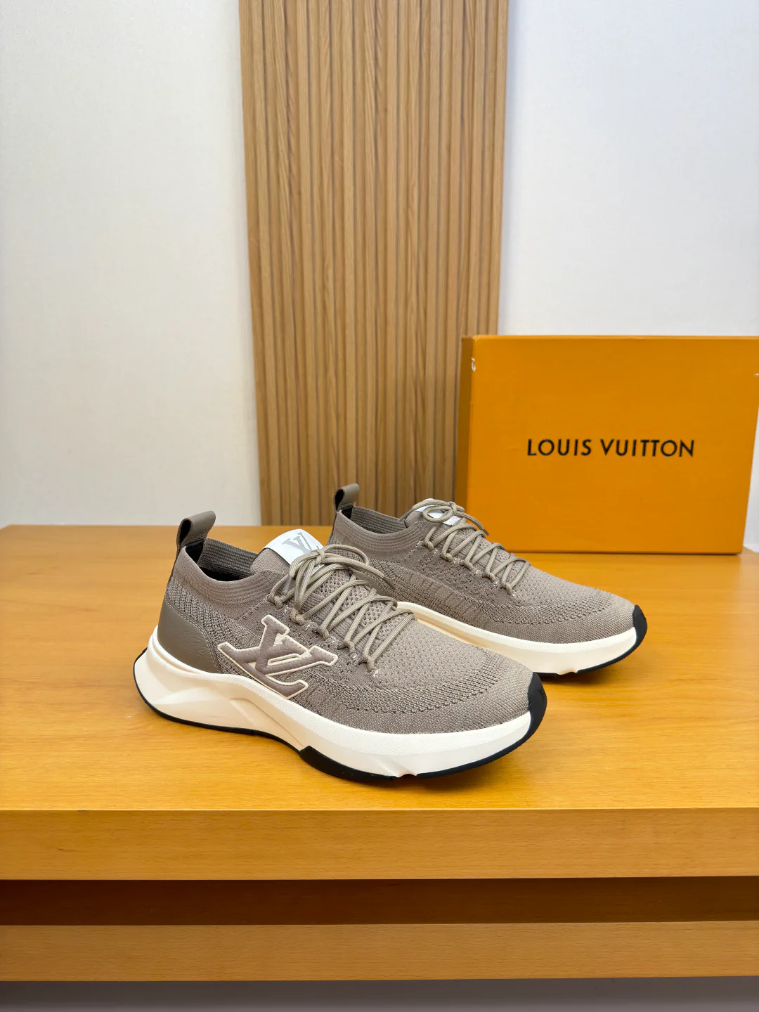 Men's Sneakers LOUIS VUITTON 18142542
