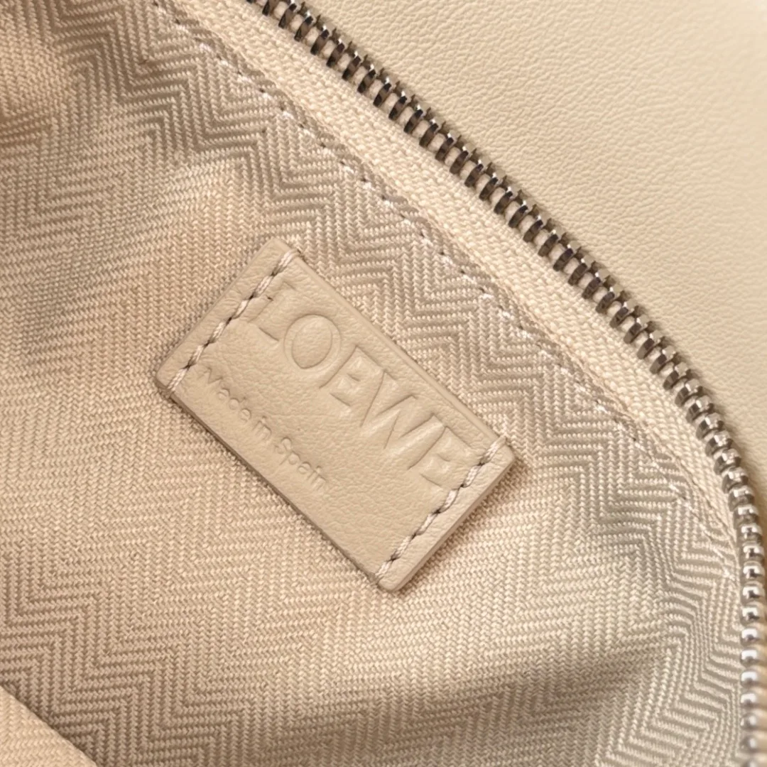 Women's Classic Handbags LOEWE 18004238