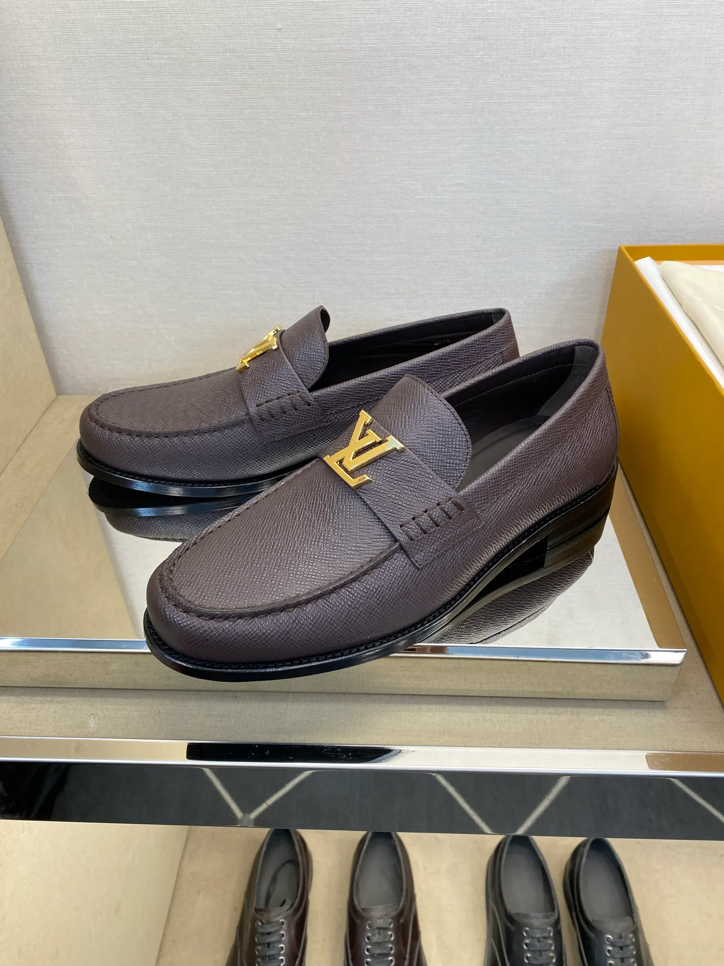 Men's Loafers And Dress Shoes LOUIS VUITTON 18079127