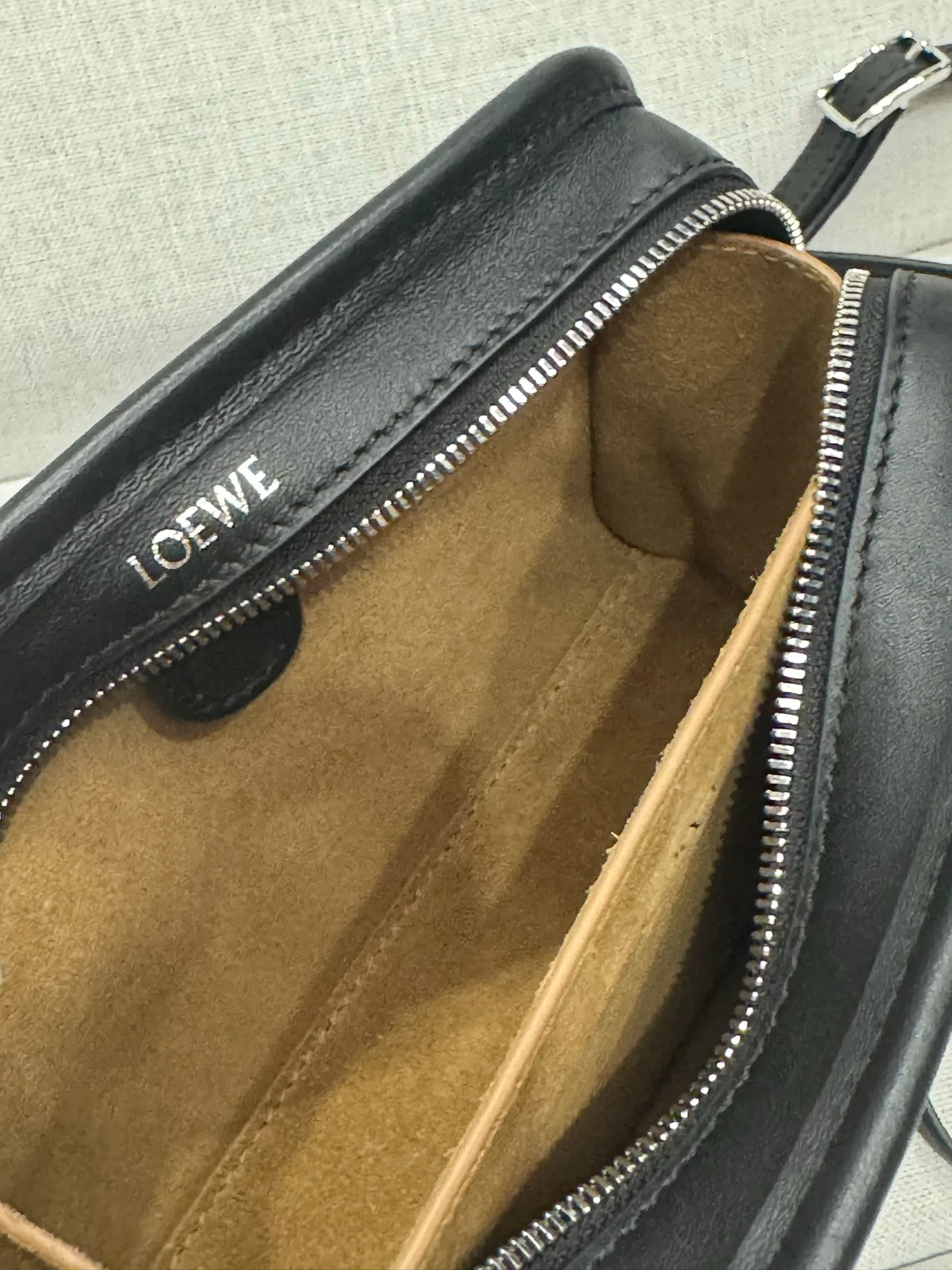 Women's Classic Handbags LOEWE 18231887