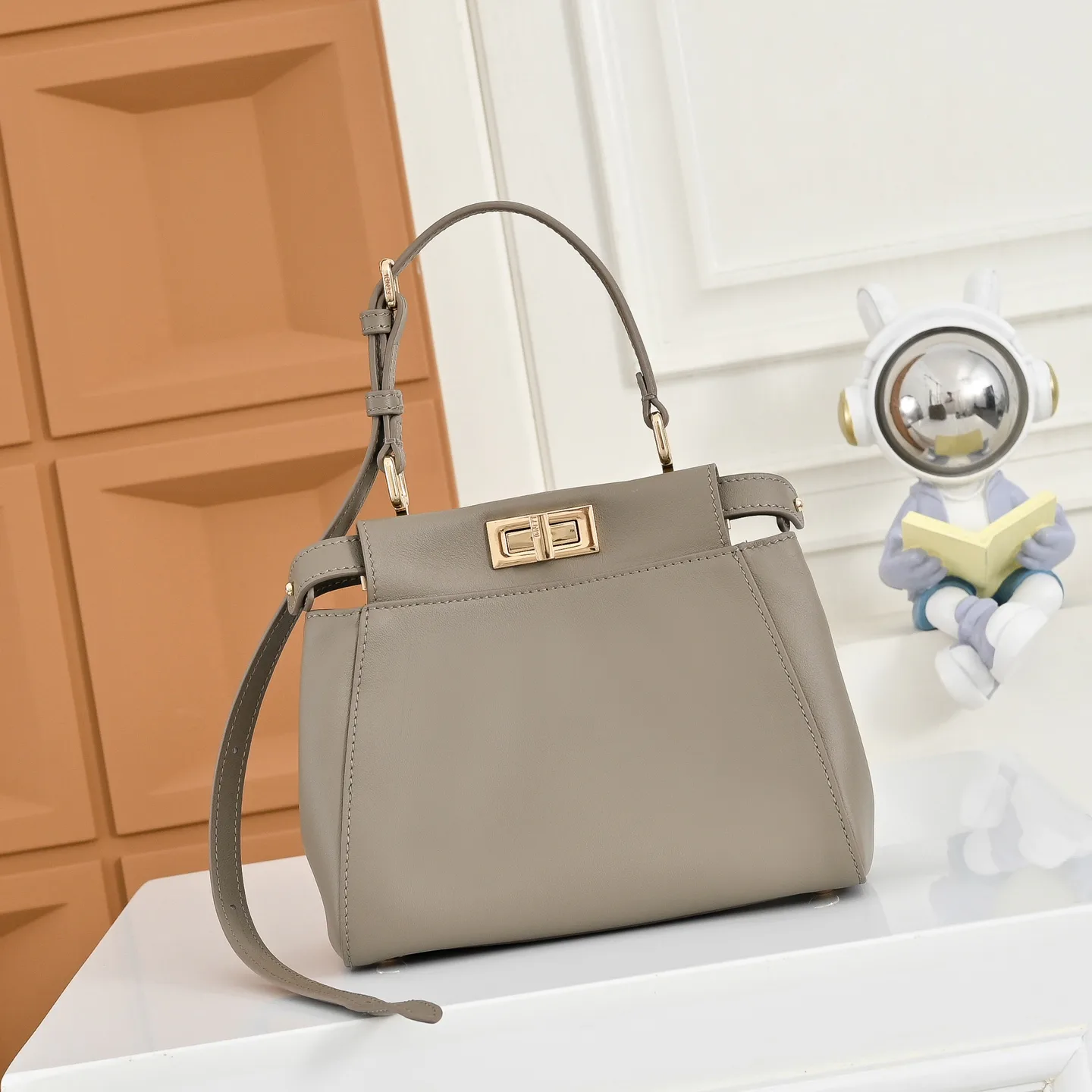 Классические Сумки Женские Fendi 18676187