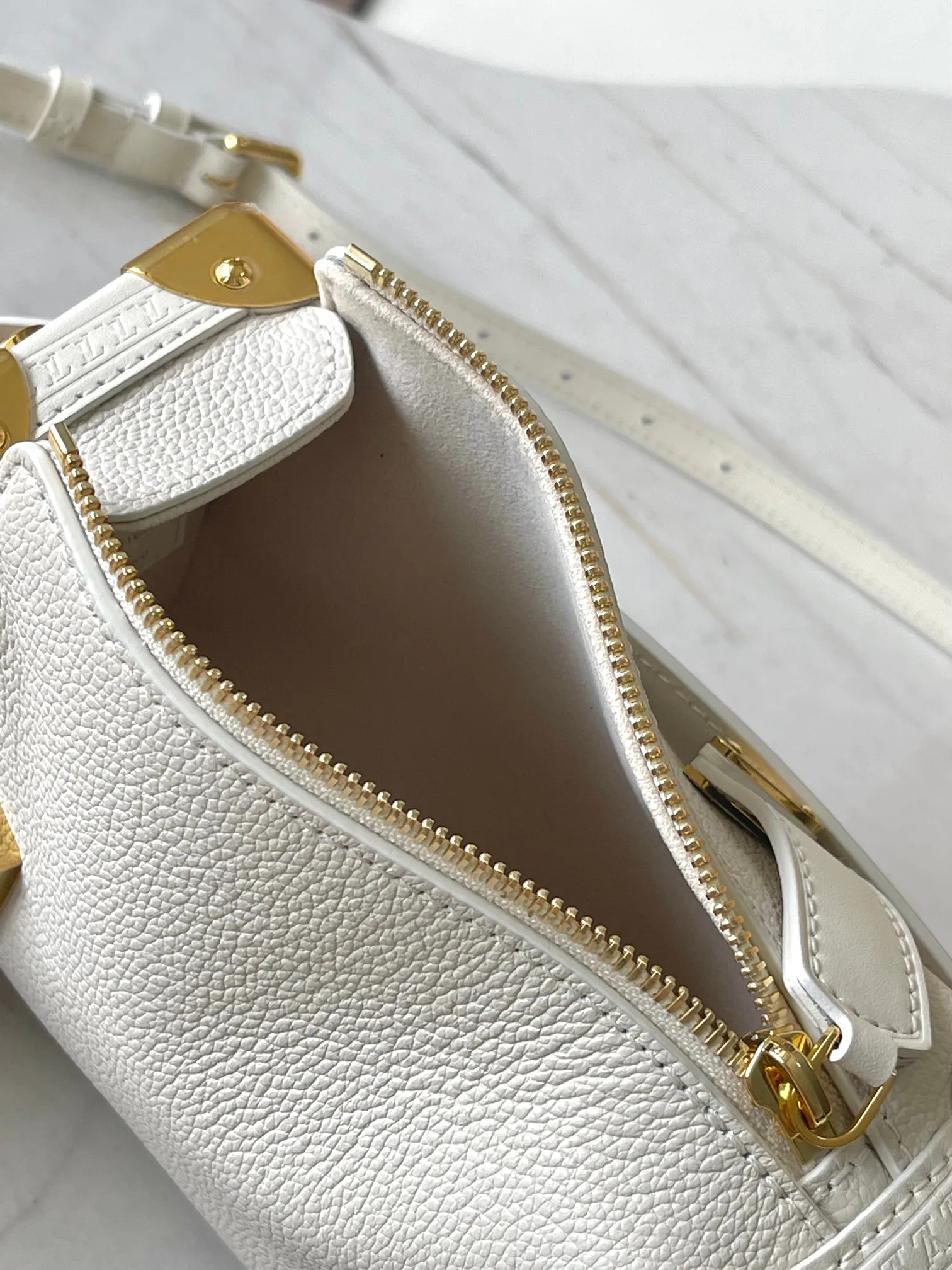 Women's Shoulder Bags LOUIS VUITTON 18170491