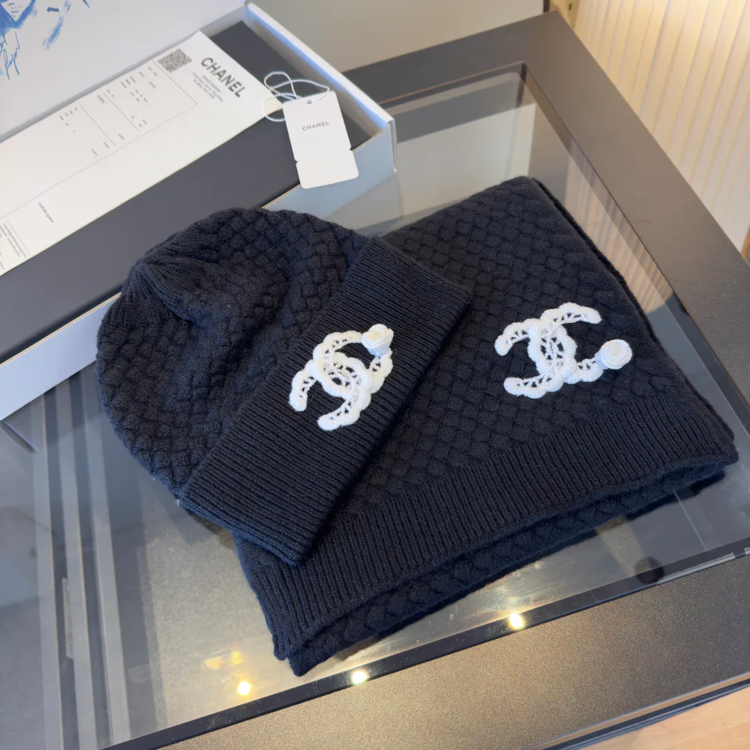 Hats CHANEL 18104900