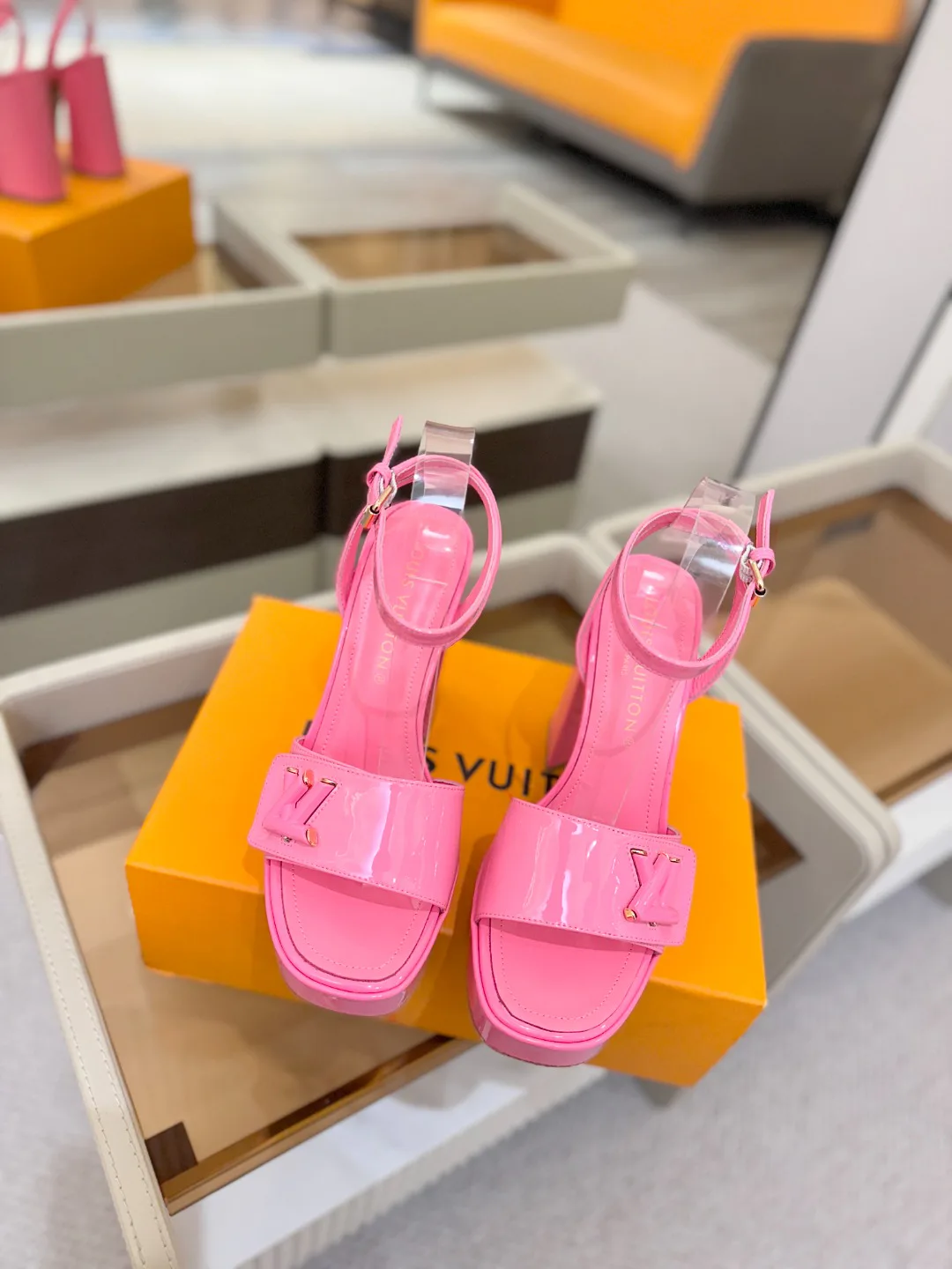 Women's Open-Toe Sandals LOUIS VUITTON 17946859