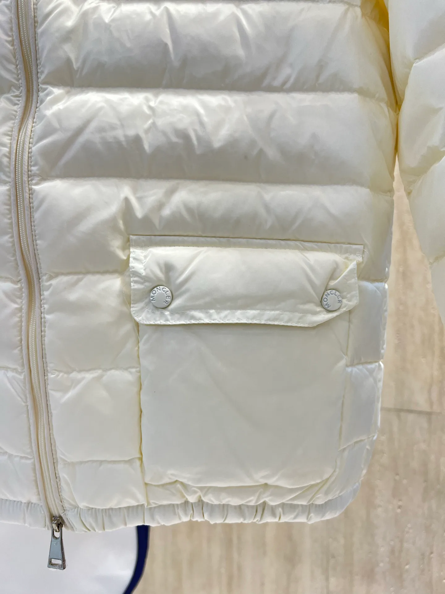 Women's Jackets And Down Jackets MONCLER 18212697