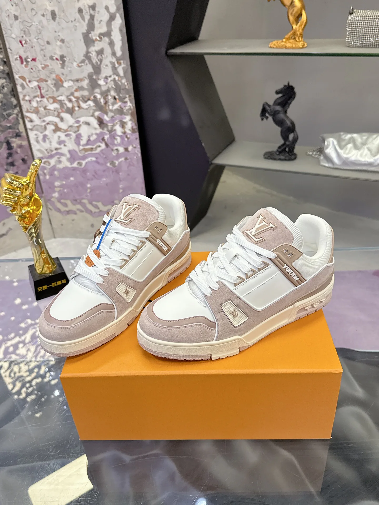 Women's Sneakers LOUIS VUITTON 18104015