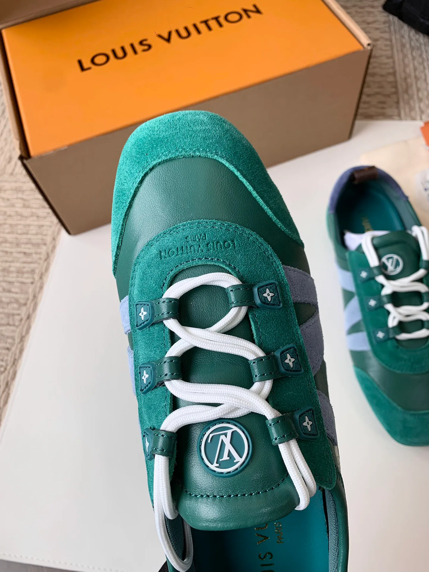 Women's Sneakers LOUIS VUITTON 17753813