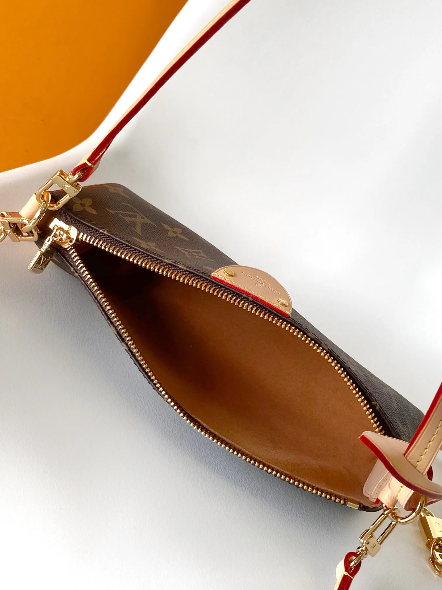 Women's Shoulder Bags LOUIS VUITTON 17949180