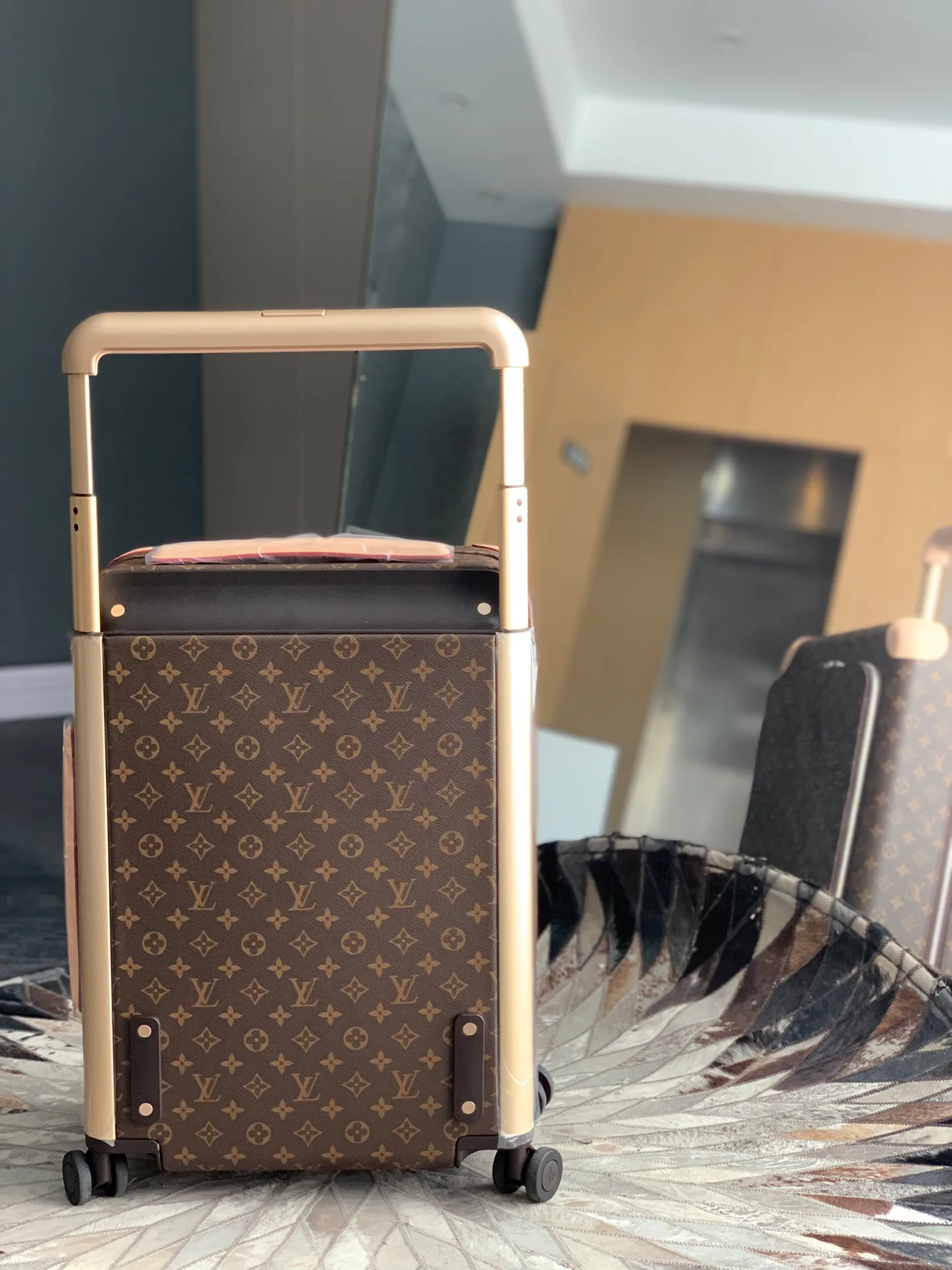Suitcases LOUIS VUITTON 17055902