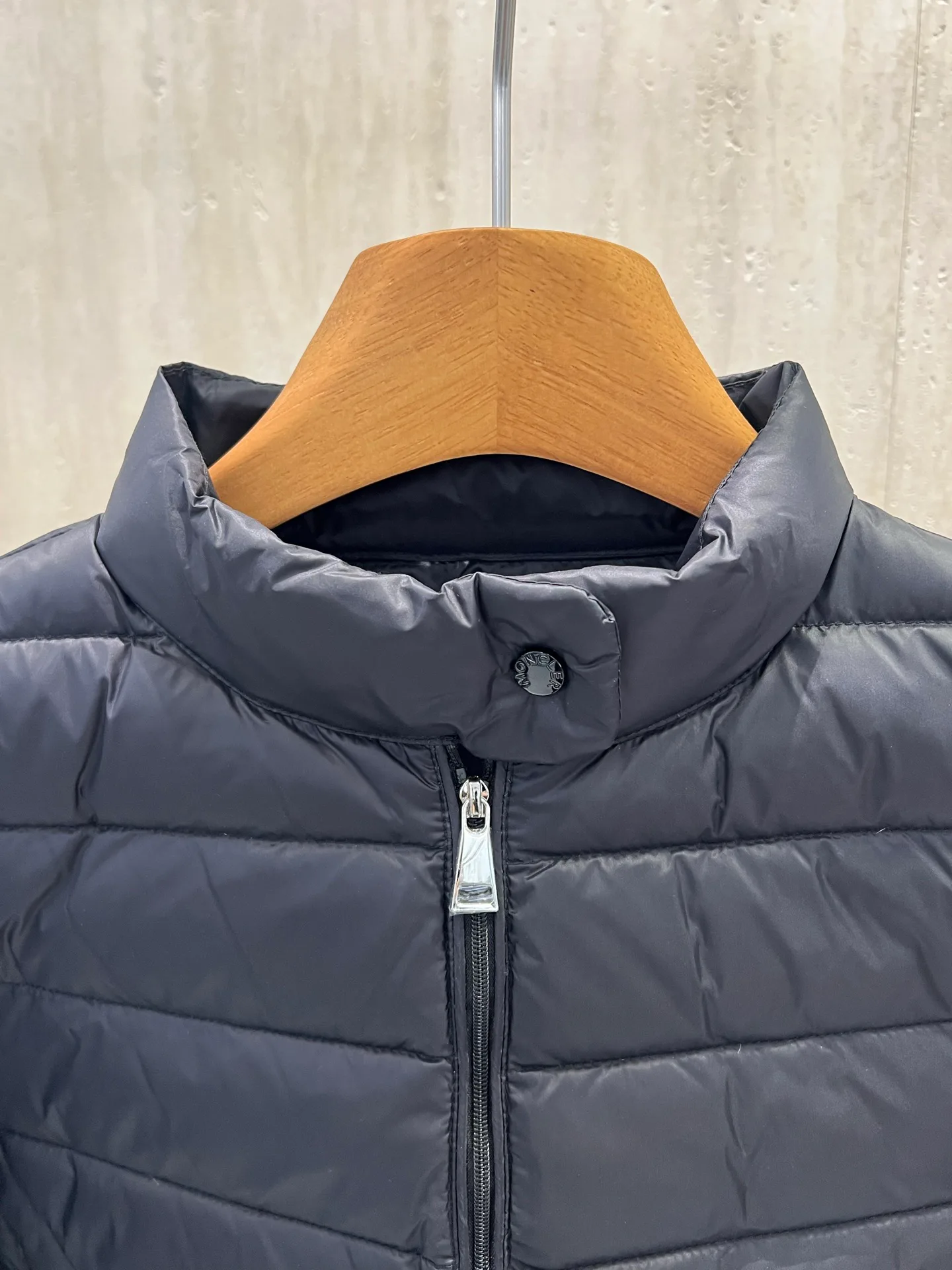 Women's Jackets And Down Jackets MONCLER 18212695