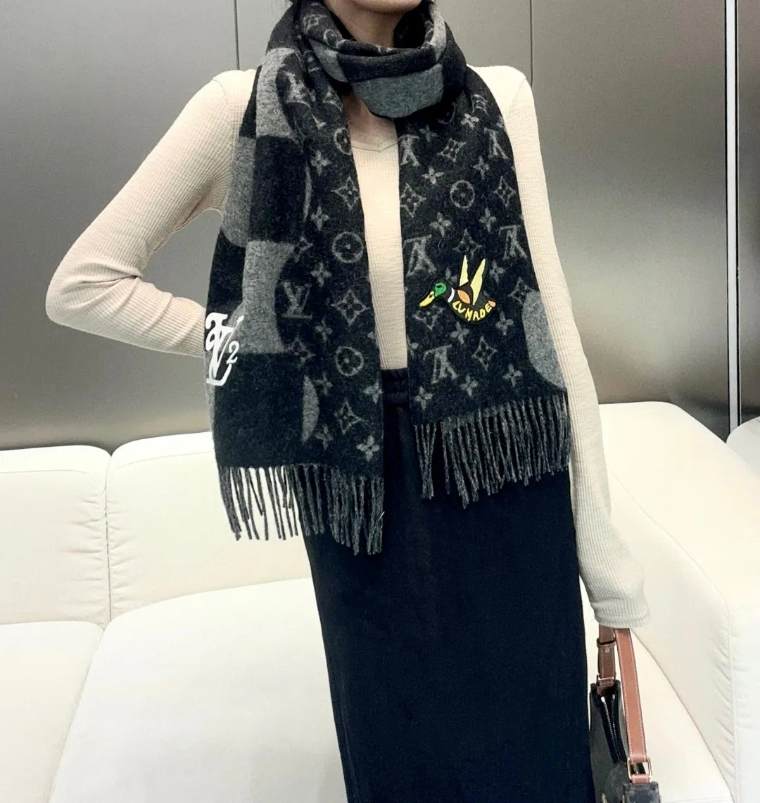 Scarves LOUIS VUITTON 18222616