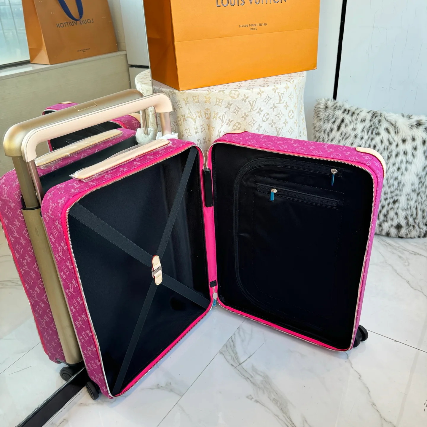 Suitcases LOUIS VUITTON 17675226