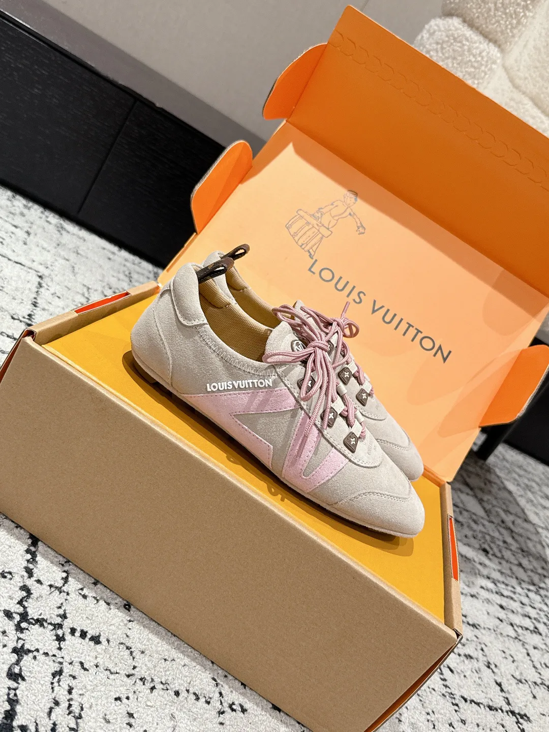 Women's Sneakers LOUIS VUITTON 18409707