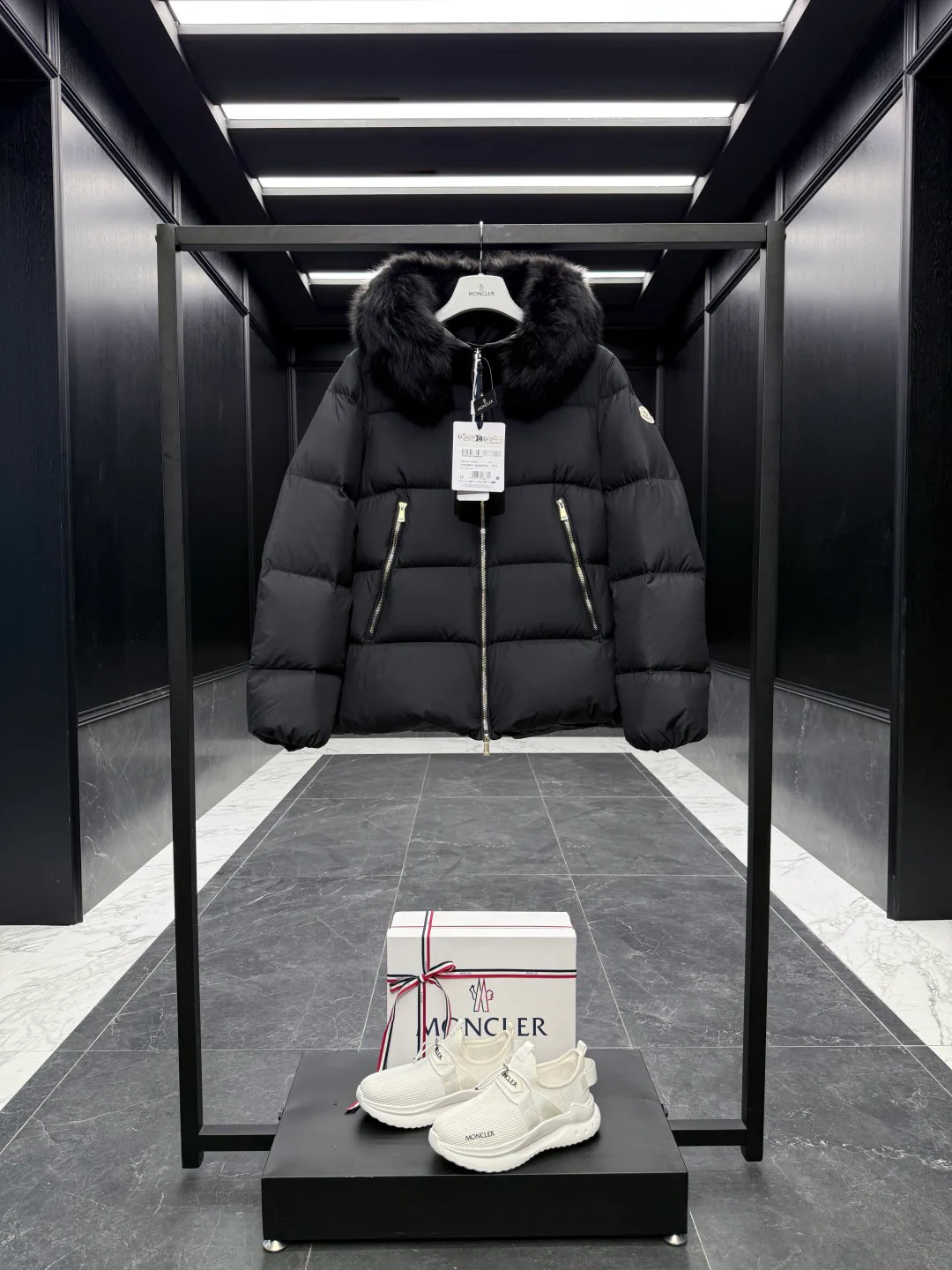 Women's Jackets And Down Jackets MONCLER 18510381