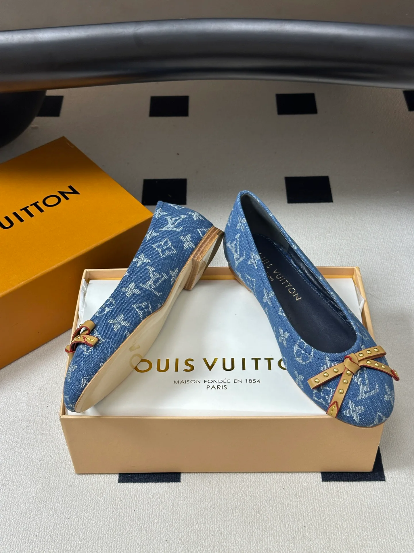 Women's Ballet Flats LOUIS VUITTON 18049411