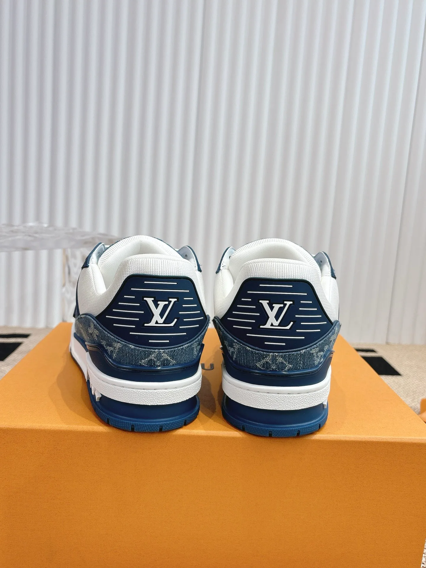 Women's Sneakers LOUIS VUITTON 18324774