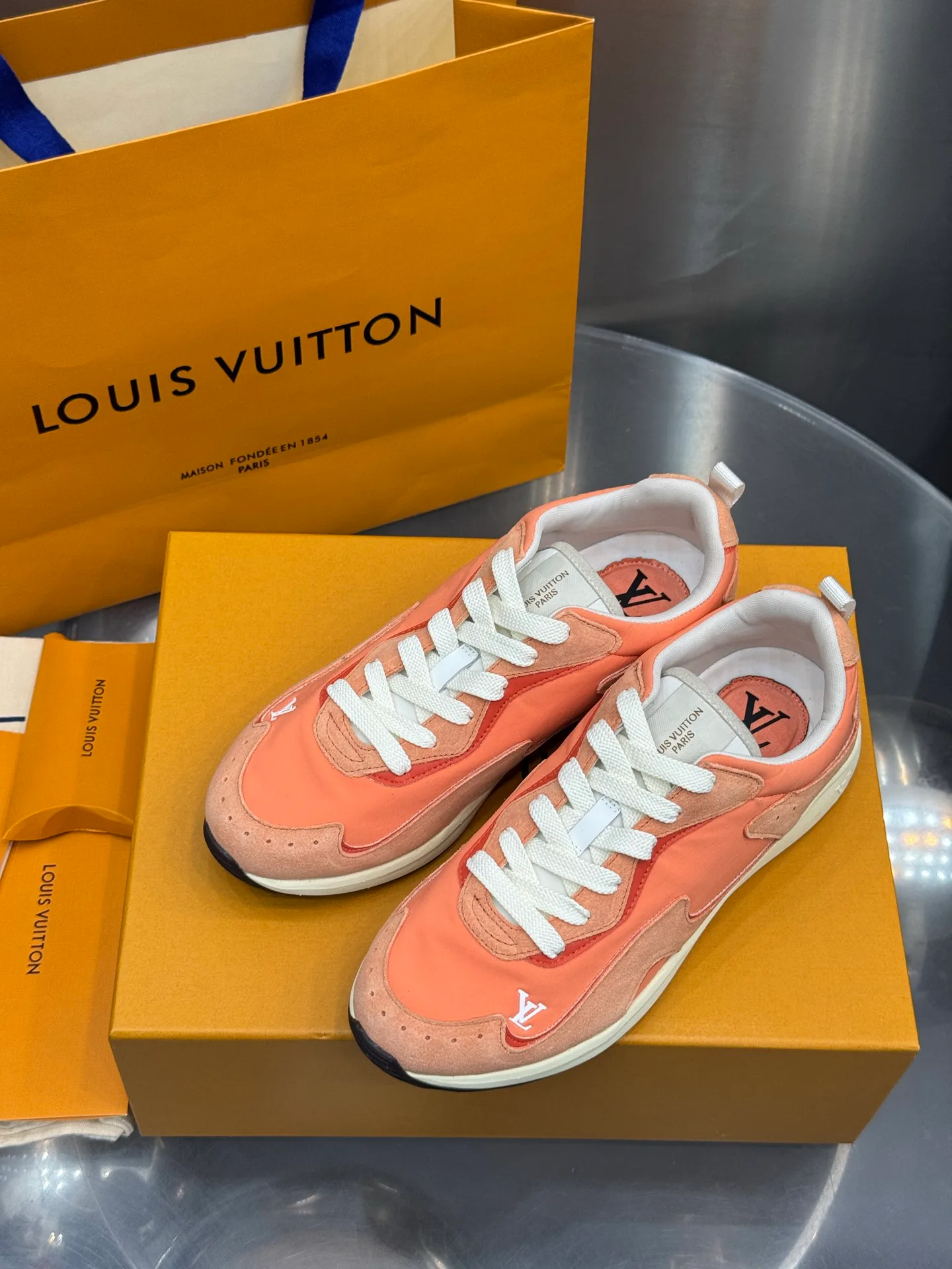 Men's Sneakers LOUIS VUITTON 18202639
