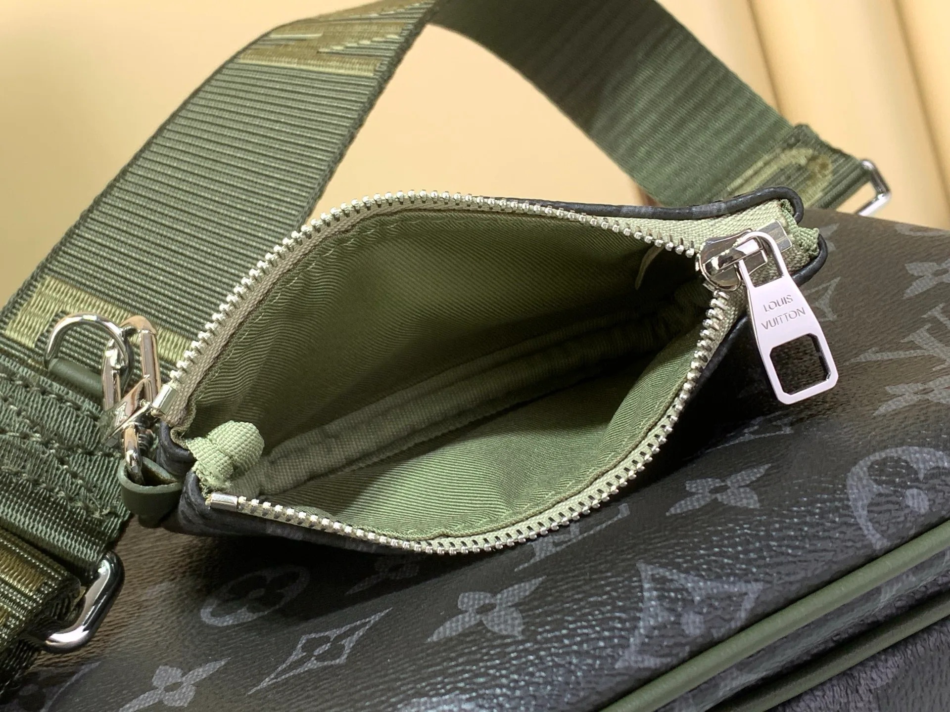 Women's Shoulder Bags LOUIS VUITTON 17499395