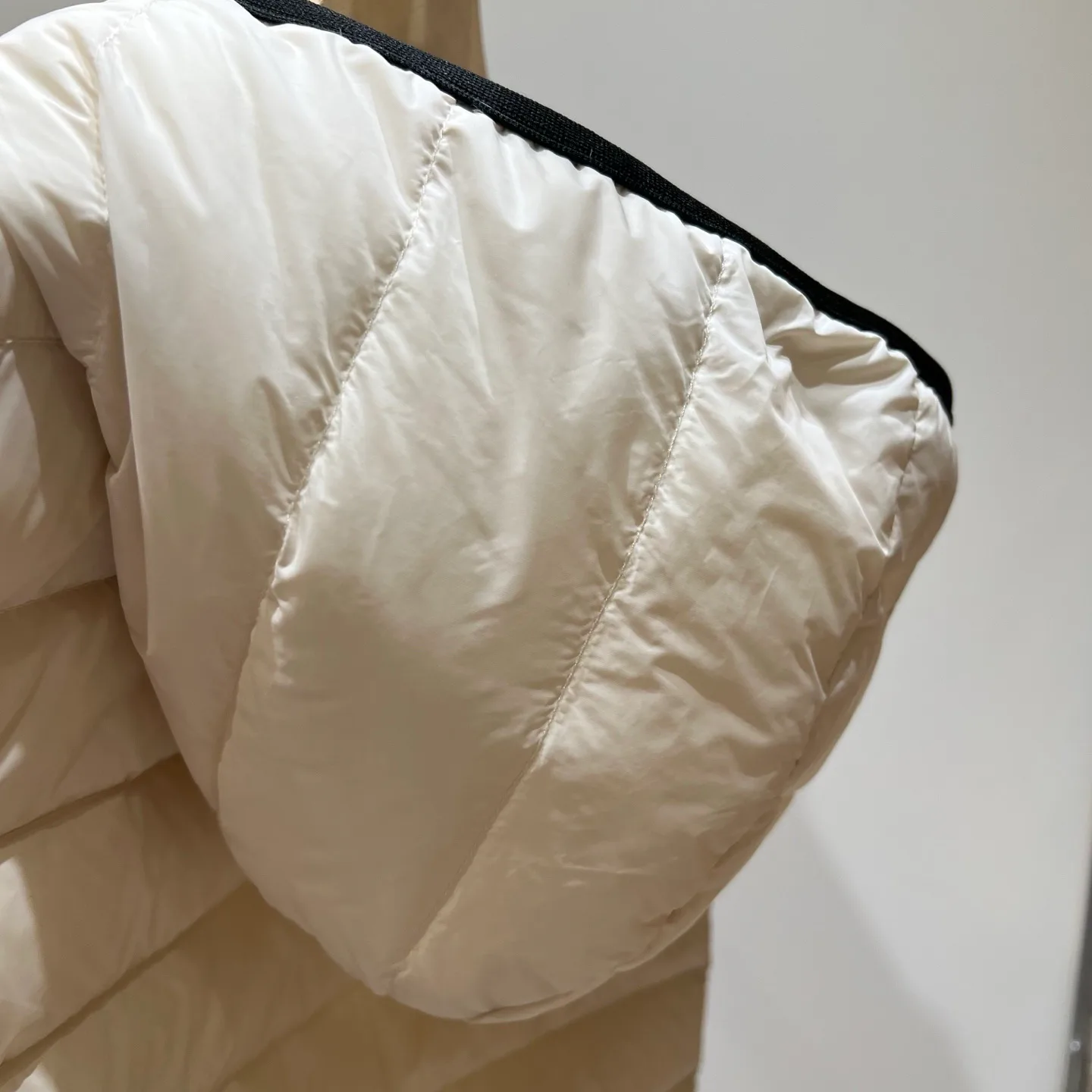 Women's Jackets And Down Jackets MONCLER 18336958