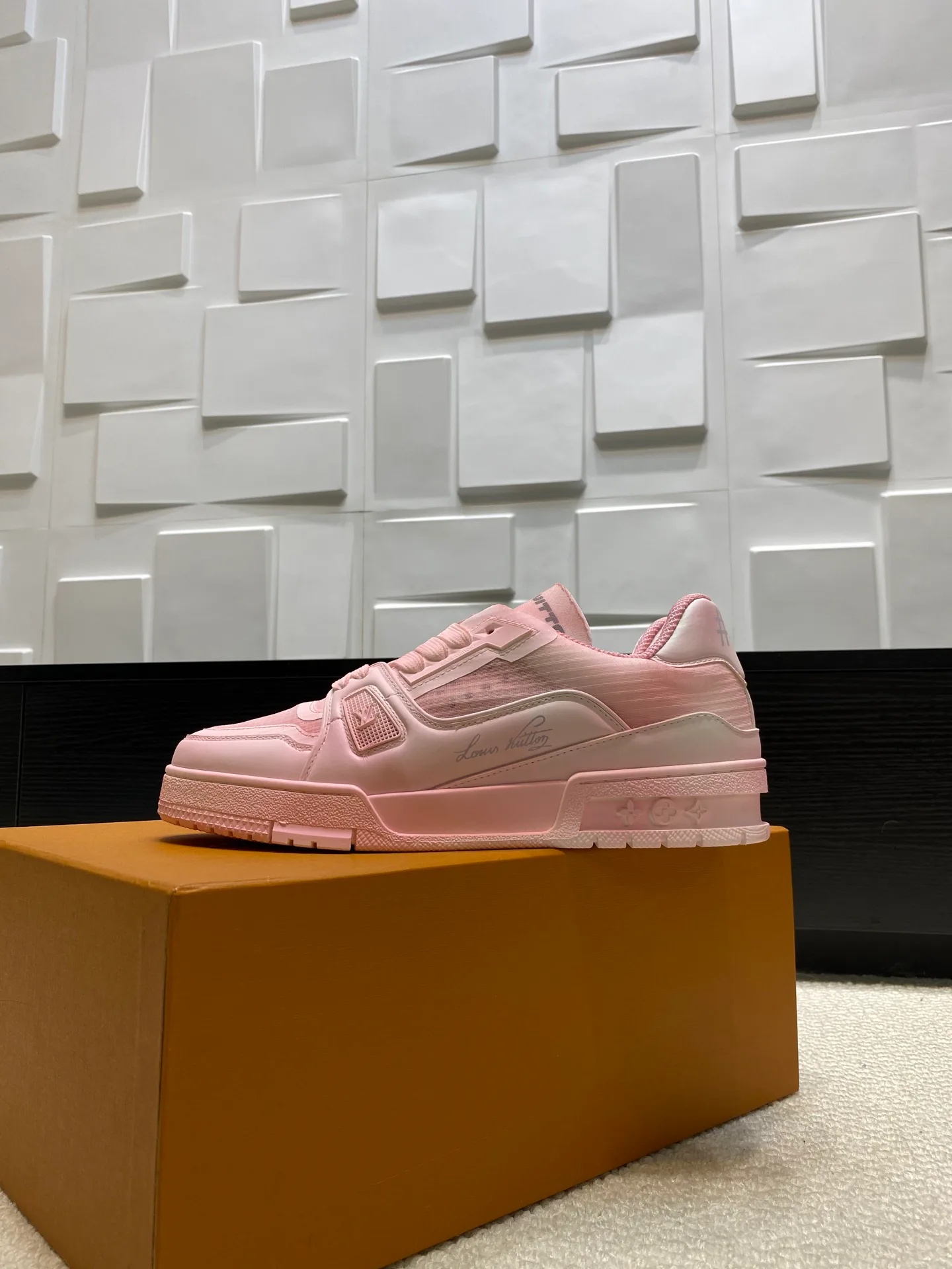 Women's Sneakers LOUIS VUITTON 17969019