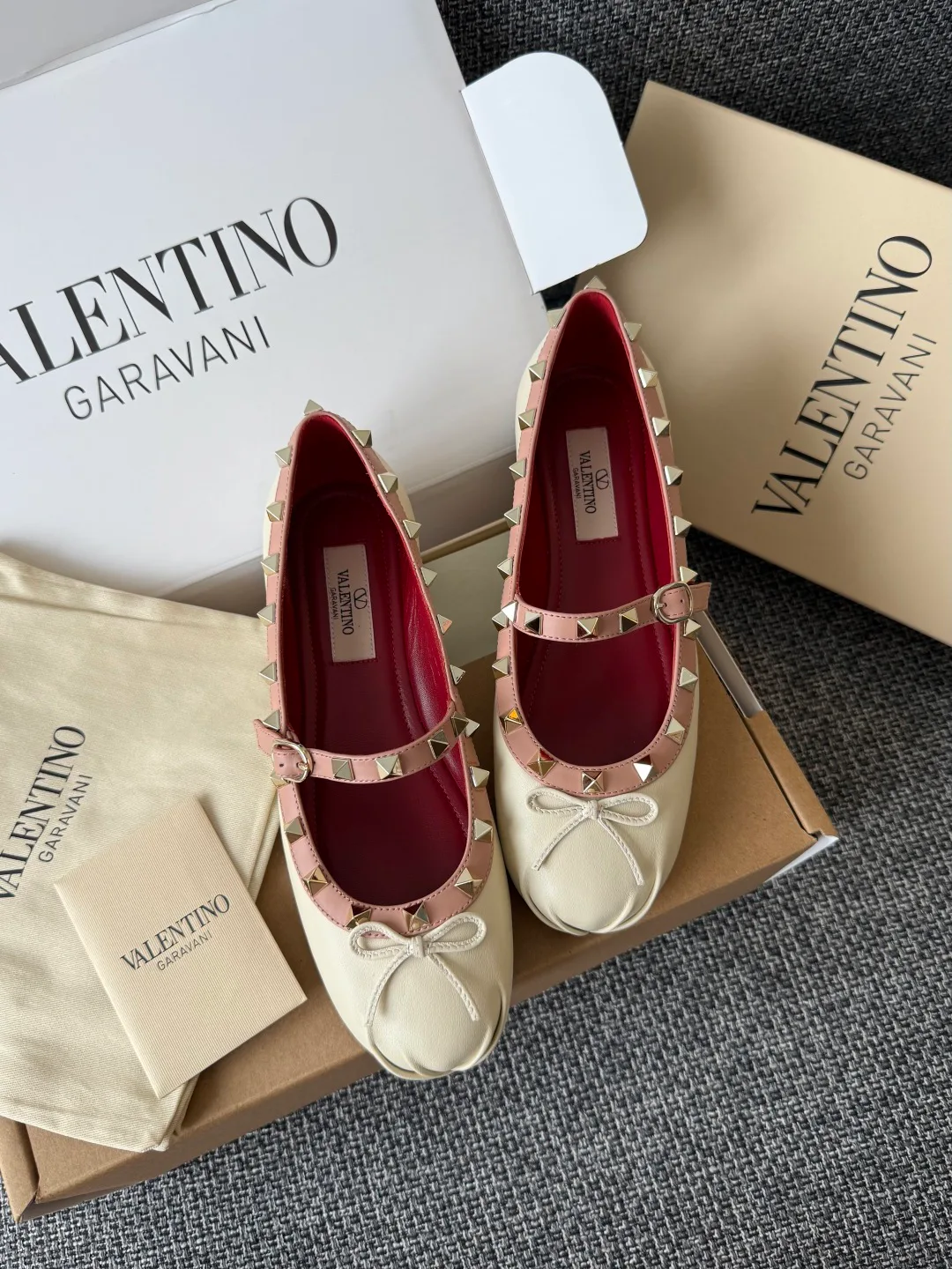 Women's Ballet Flats VALENTINO 18243750