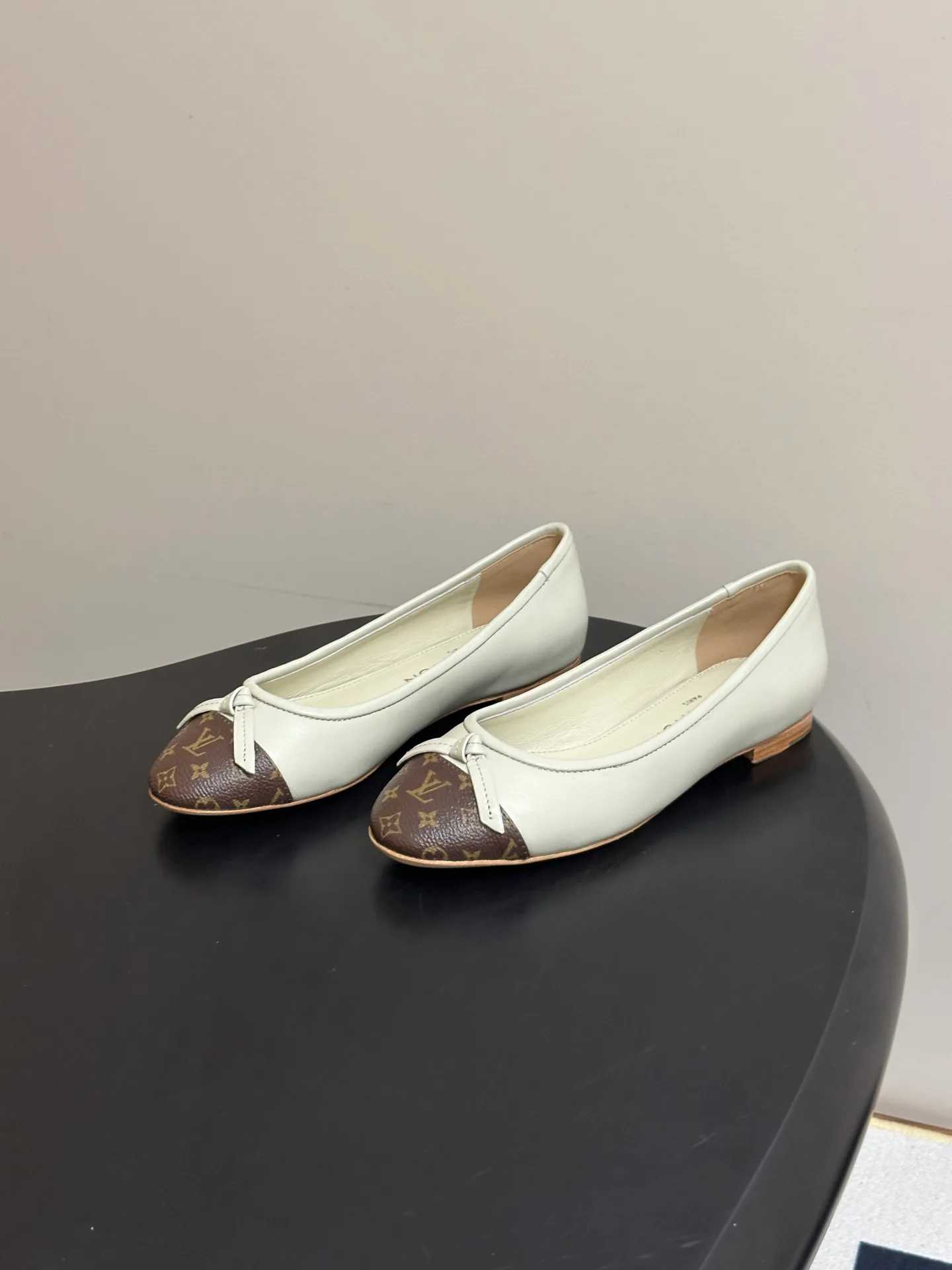 Women's Ballet Flats LOUIS VUITTON 18049404