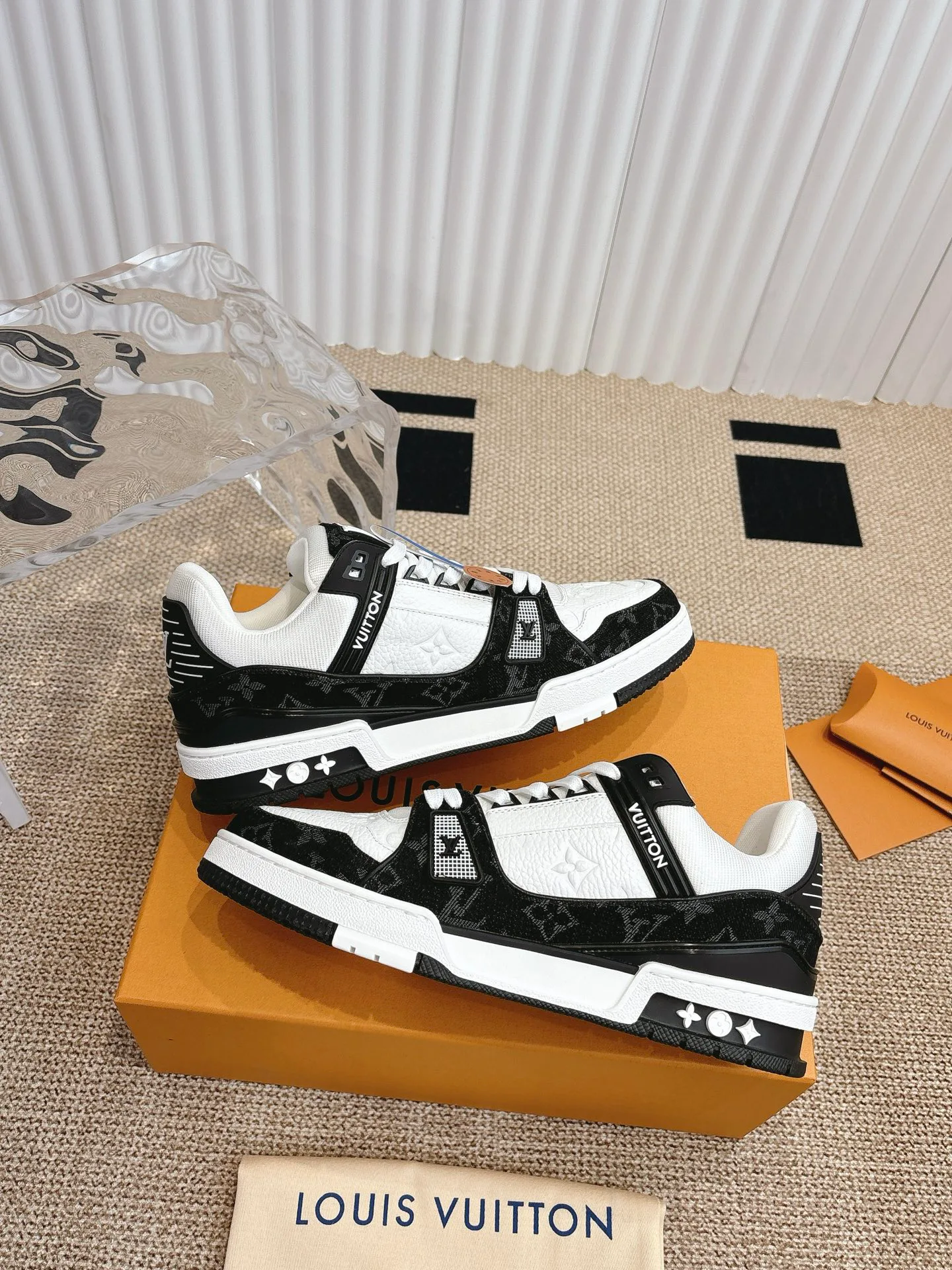 Women's Sneakers LOUIS VUITTON 18324778