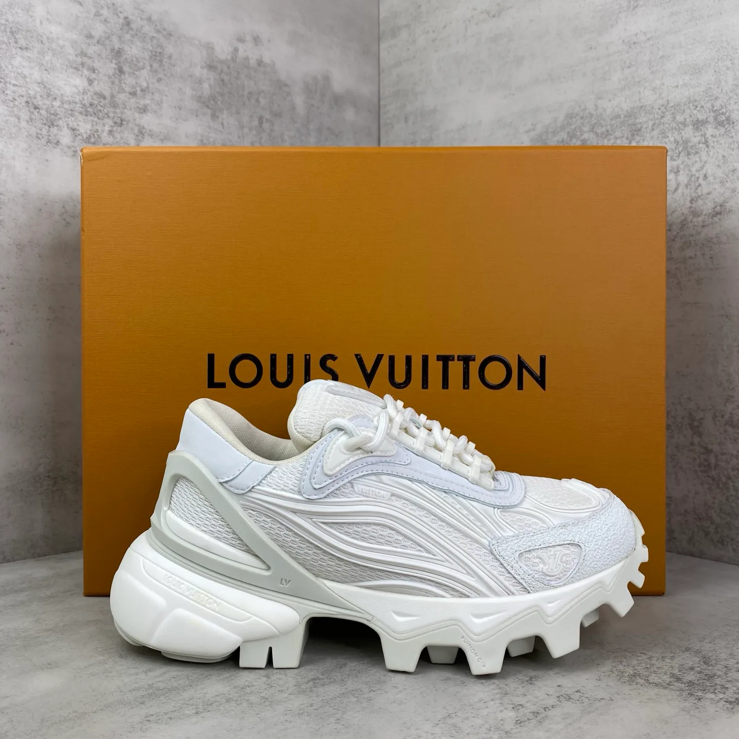 Women's Sneakers LOUIS VUITTON 18039581