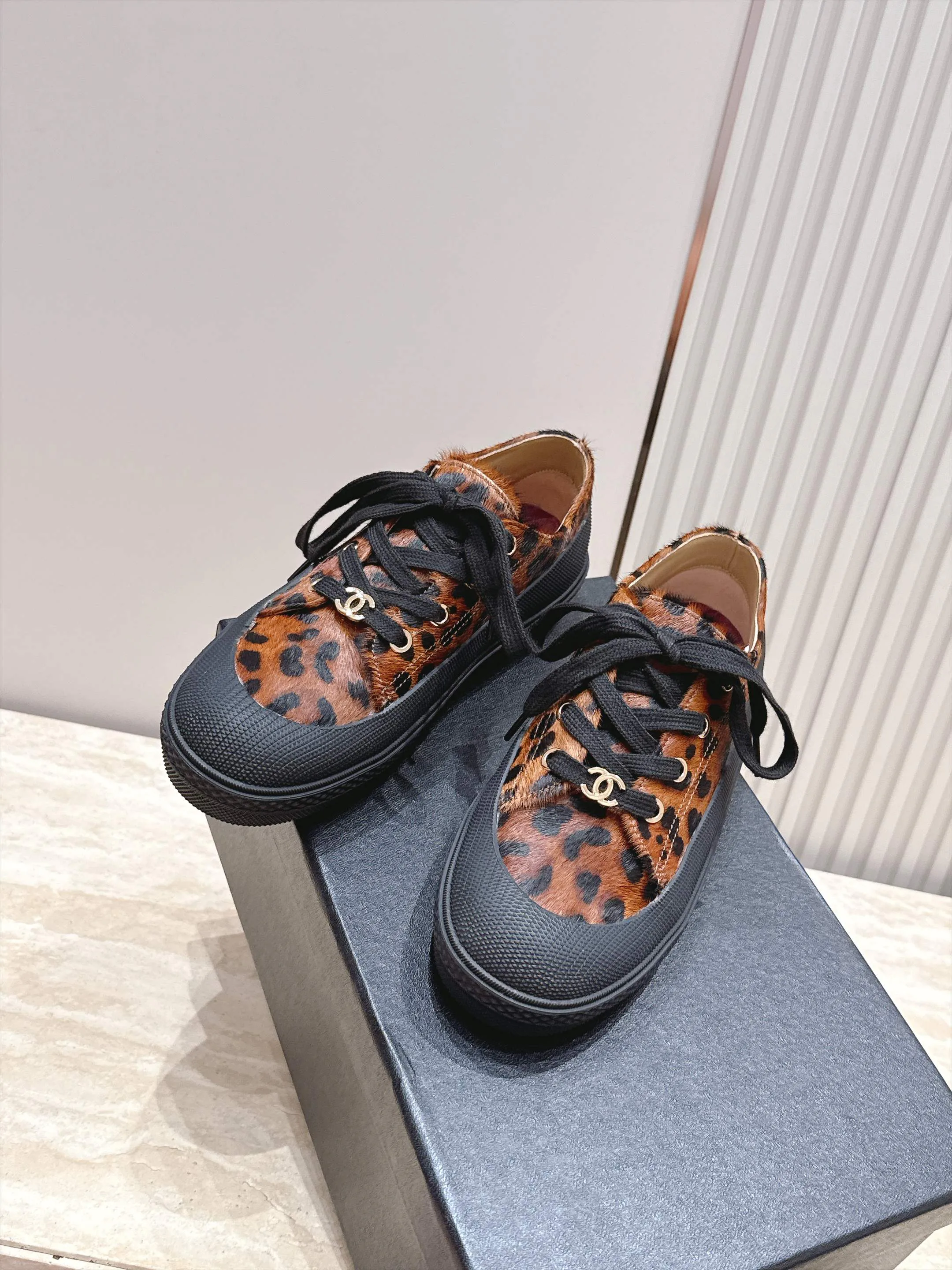 Women's Sneakers CHANEL 18025274