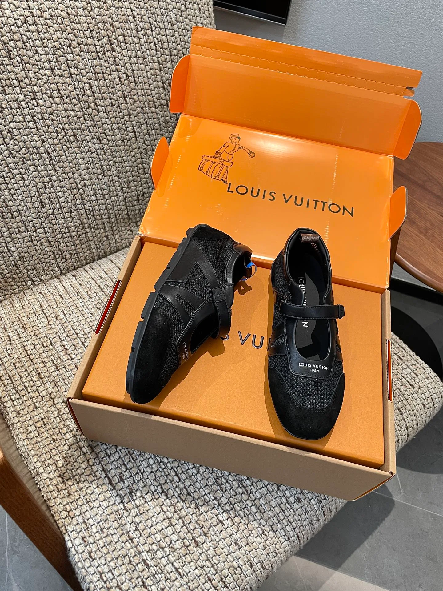 Women's Sneakers LOUIS VUITTON 18209167