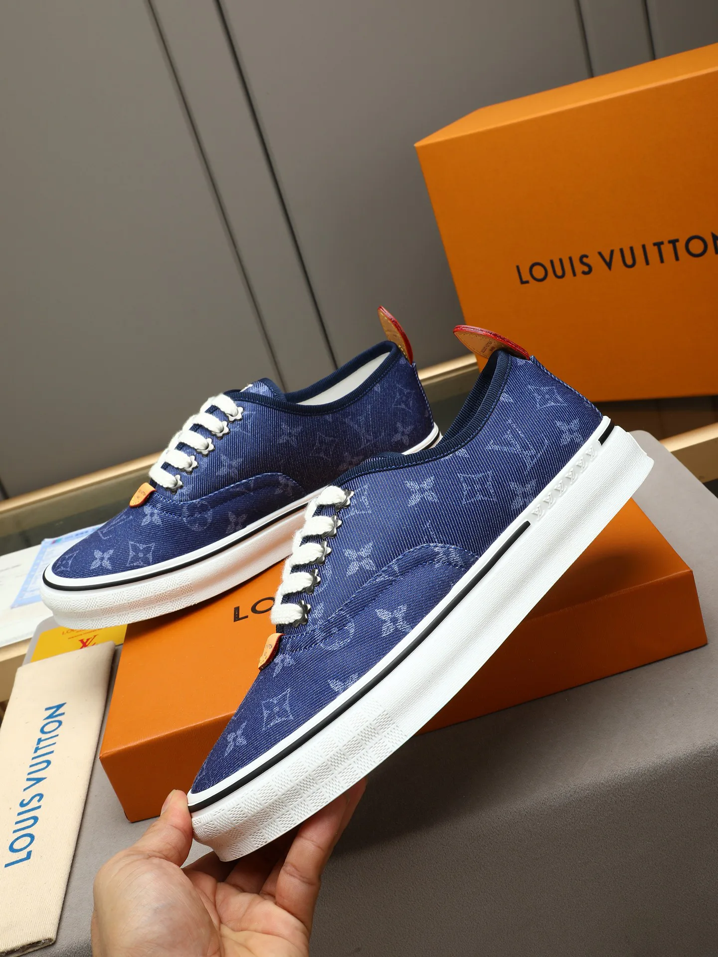 Men's Sneakers LOUIS VUITTON 17947256