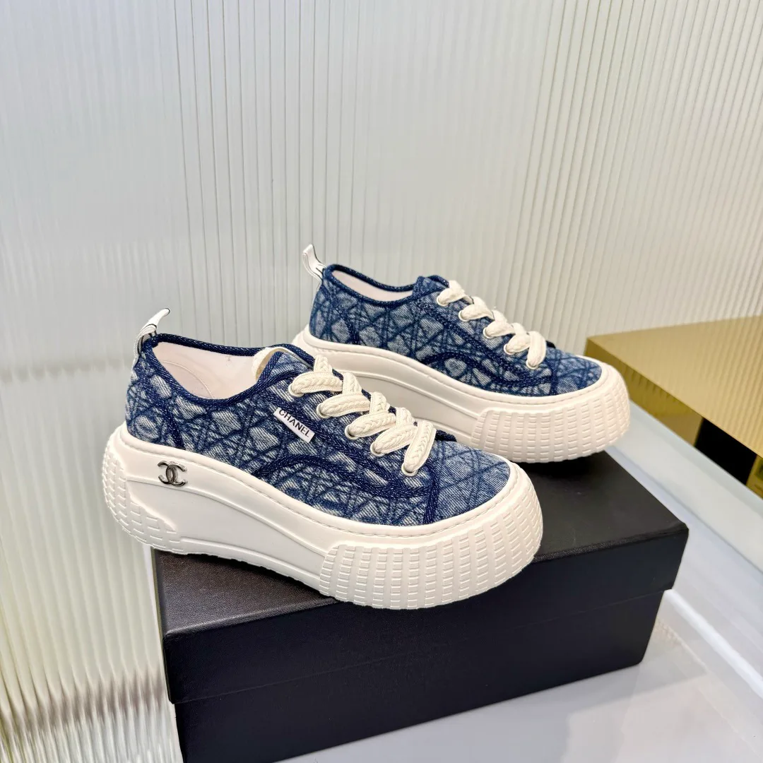 Women's Sneakers CHANEL 18366986
