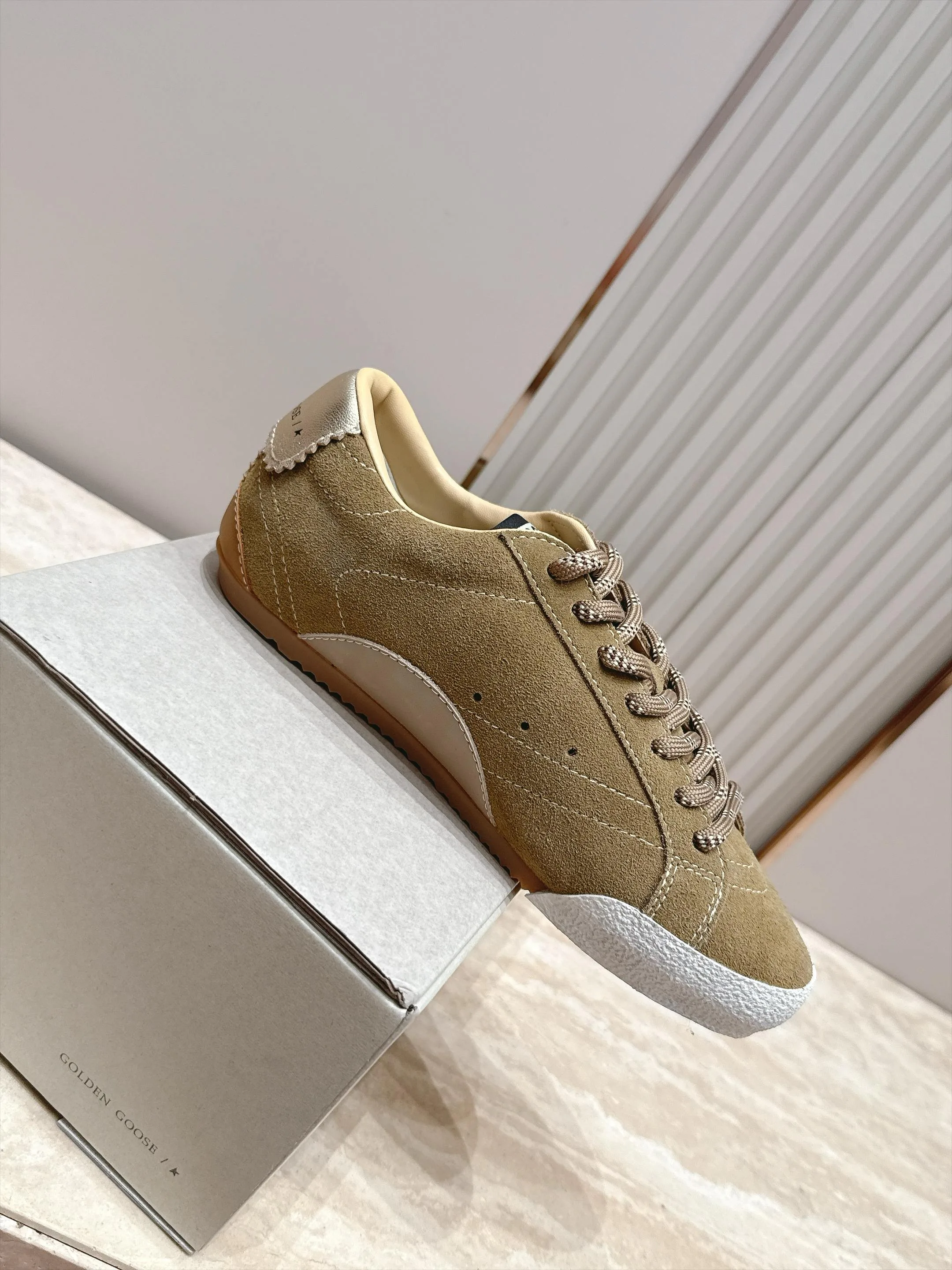 Women's Sneakers GOLDEN GOOSE 18420764