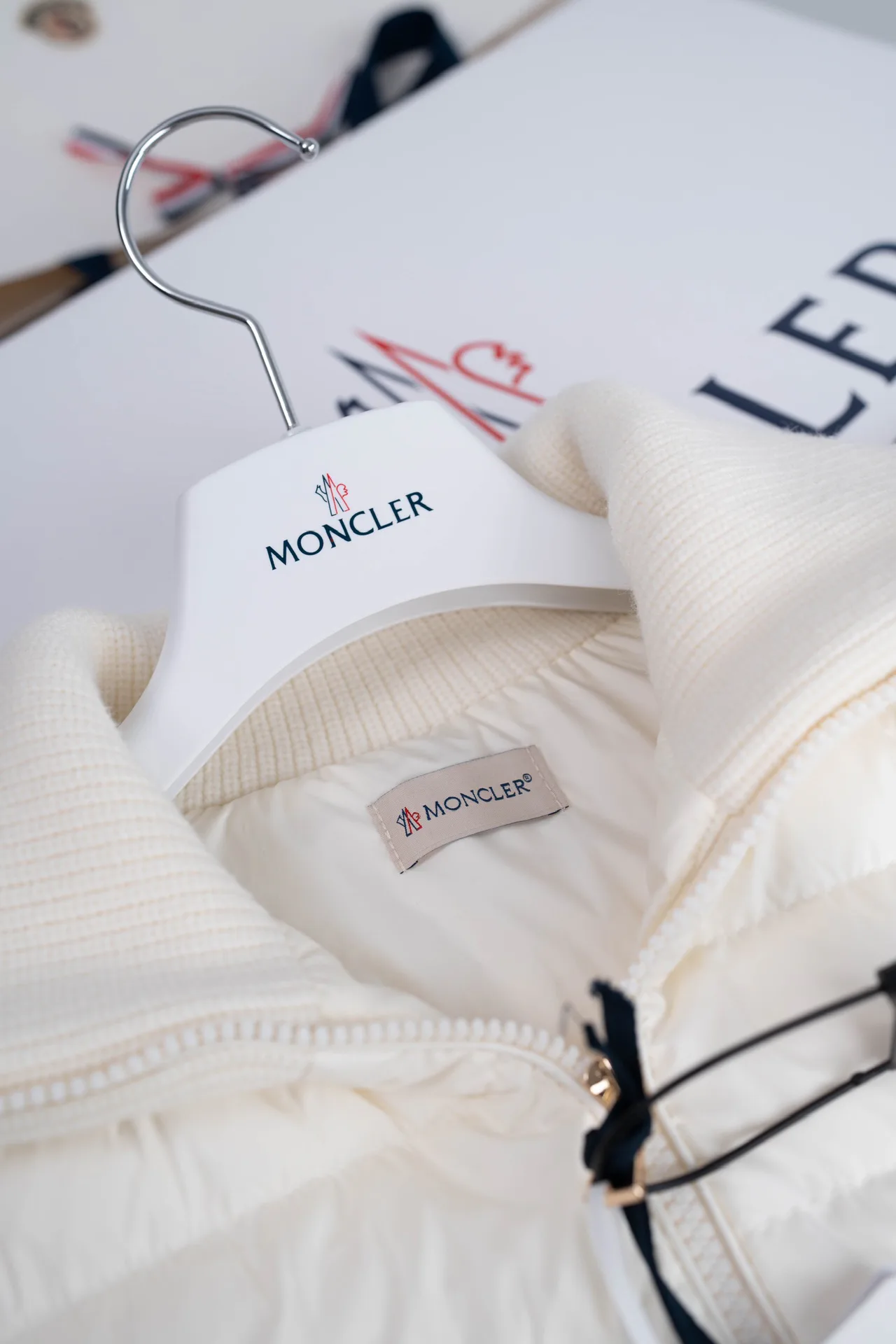 Women's Jackets And Down Jackets MONCLER 18510345