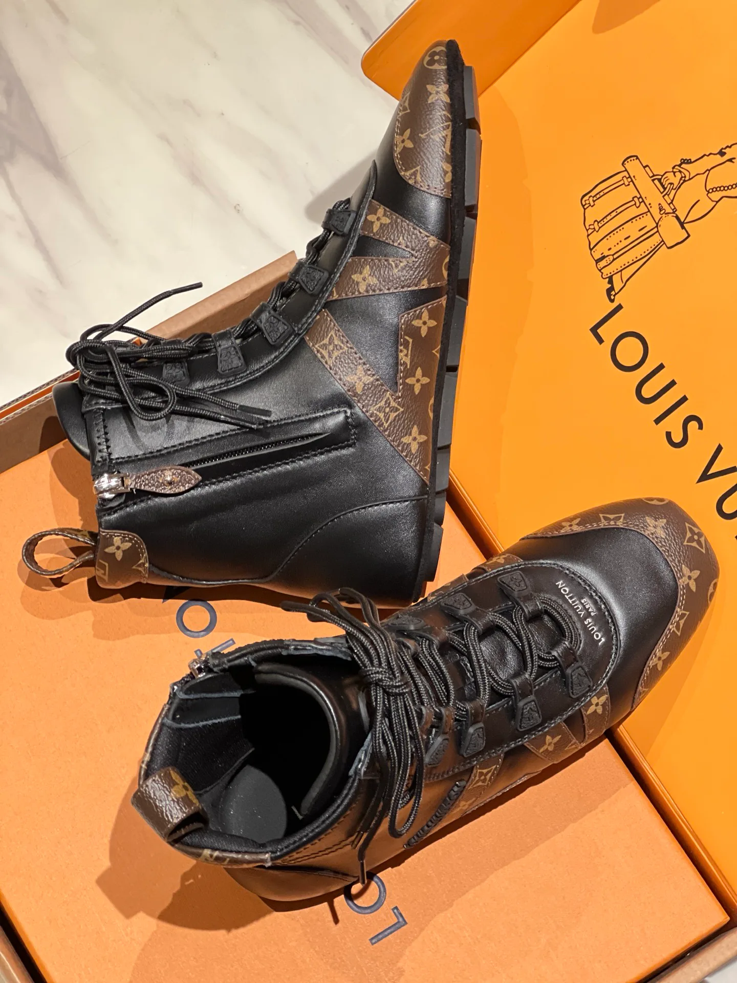 Women's Sneakers LOUIS VUITTON 18194174