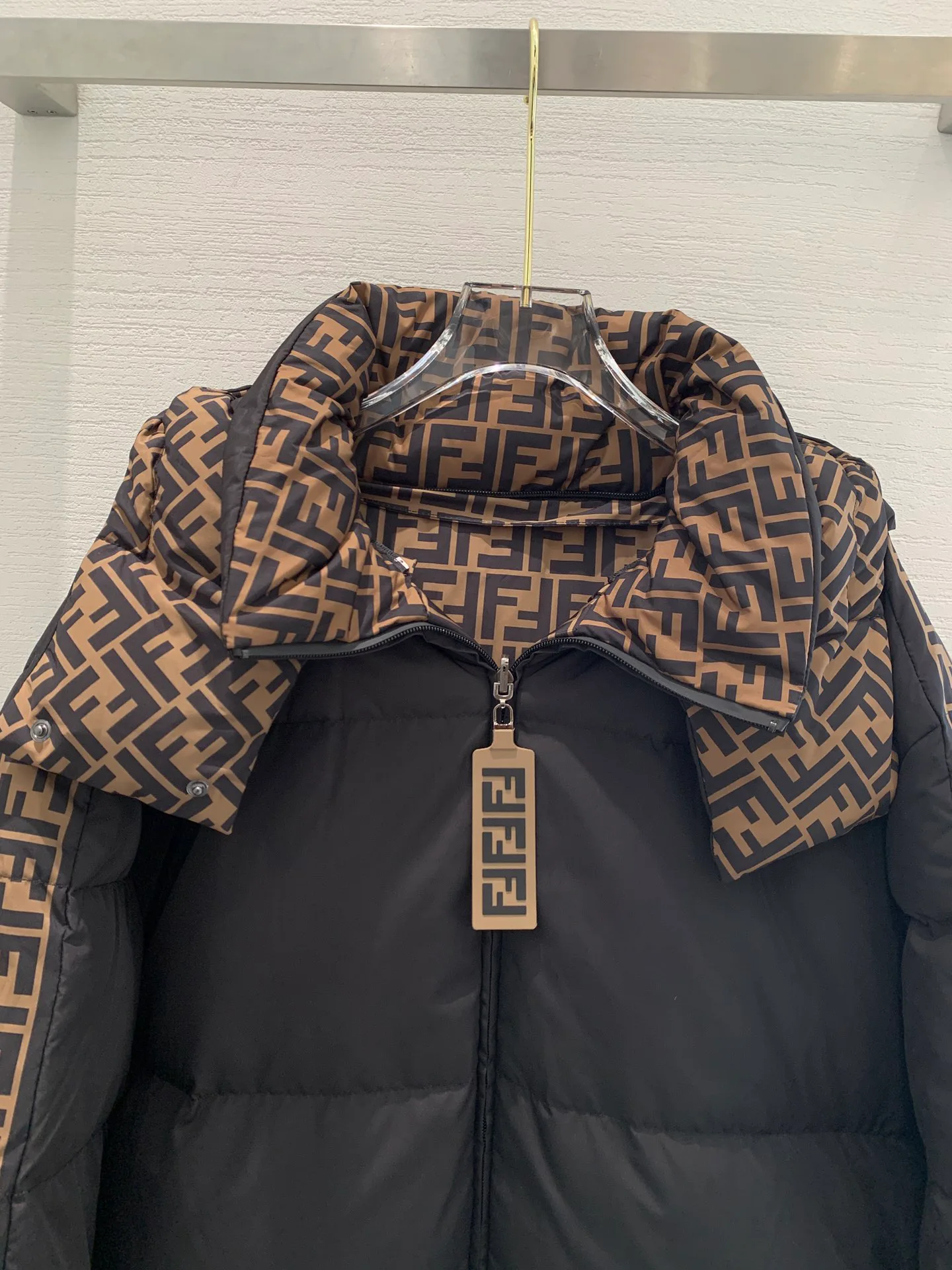Куртки И Пуховики Женские Fendi 18585344