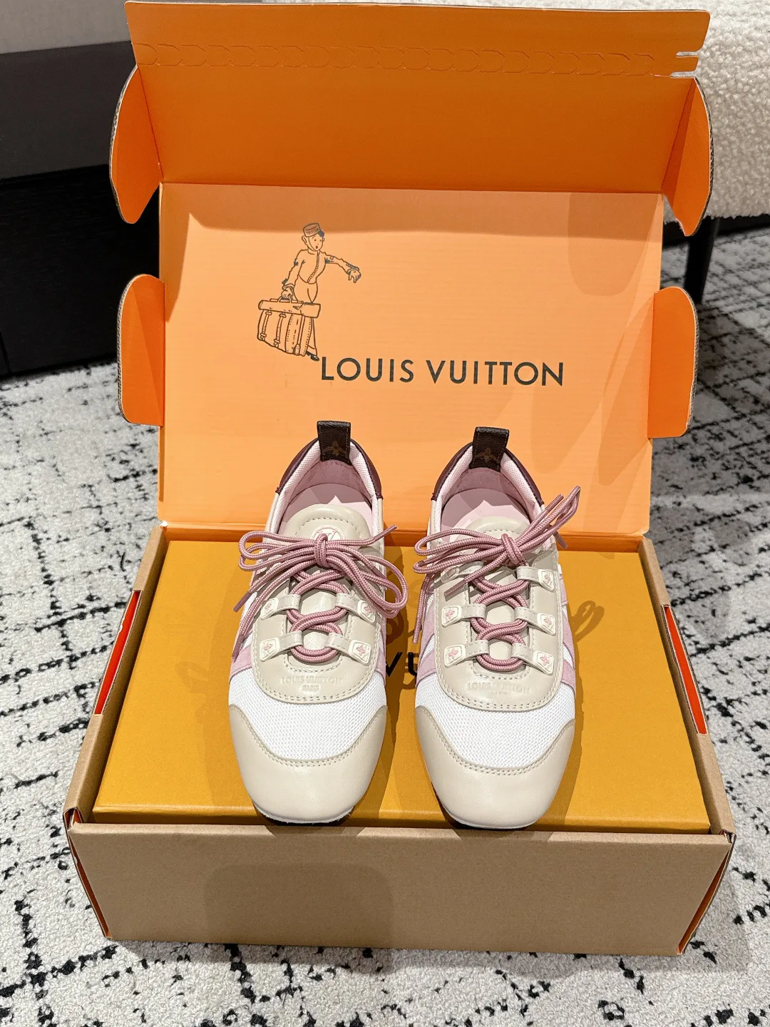 Women's Sneakers LOUIS VUITTON 18409709