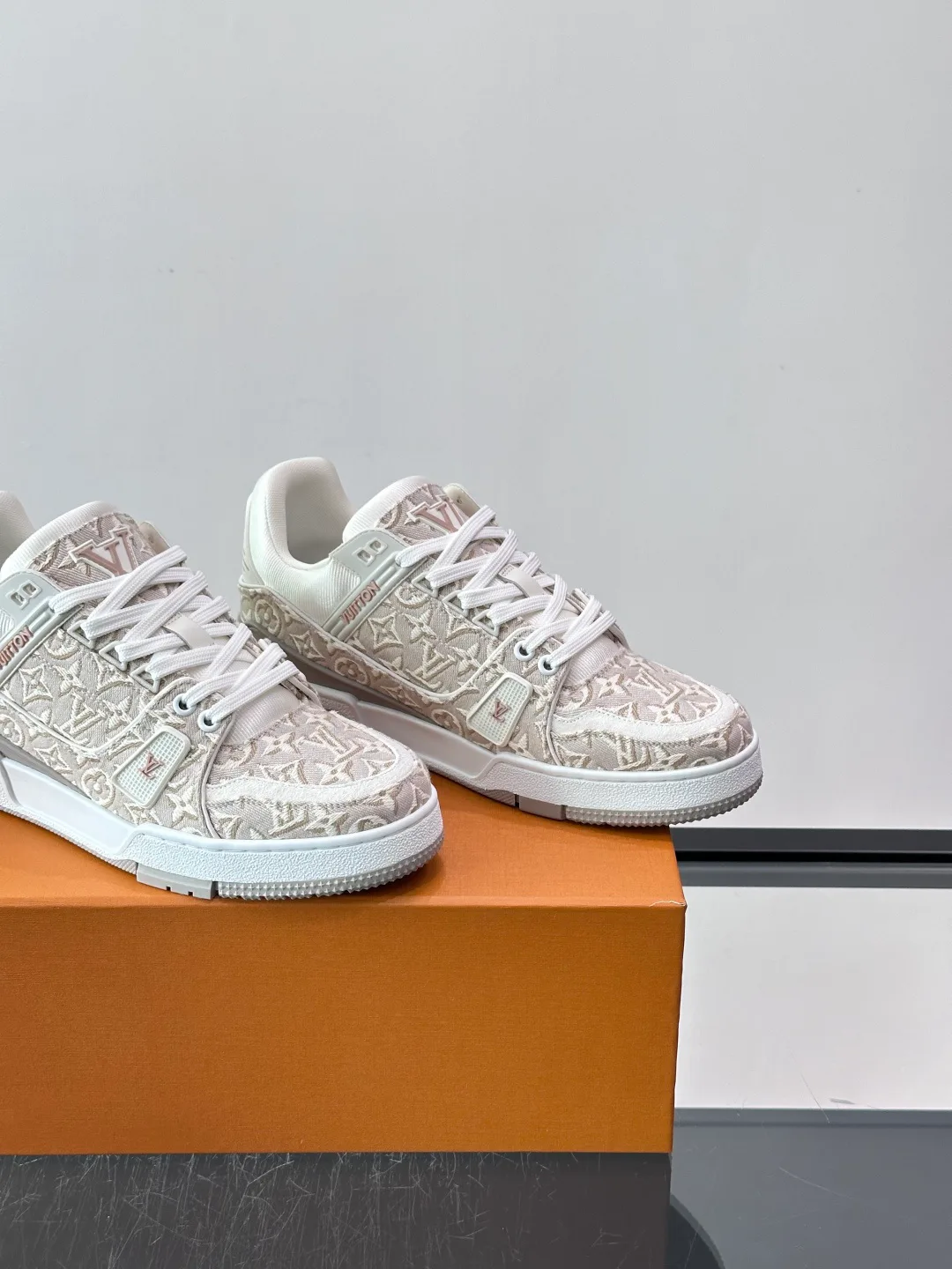 Women's Sneakers LOUIS VUITTON 18039739