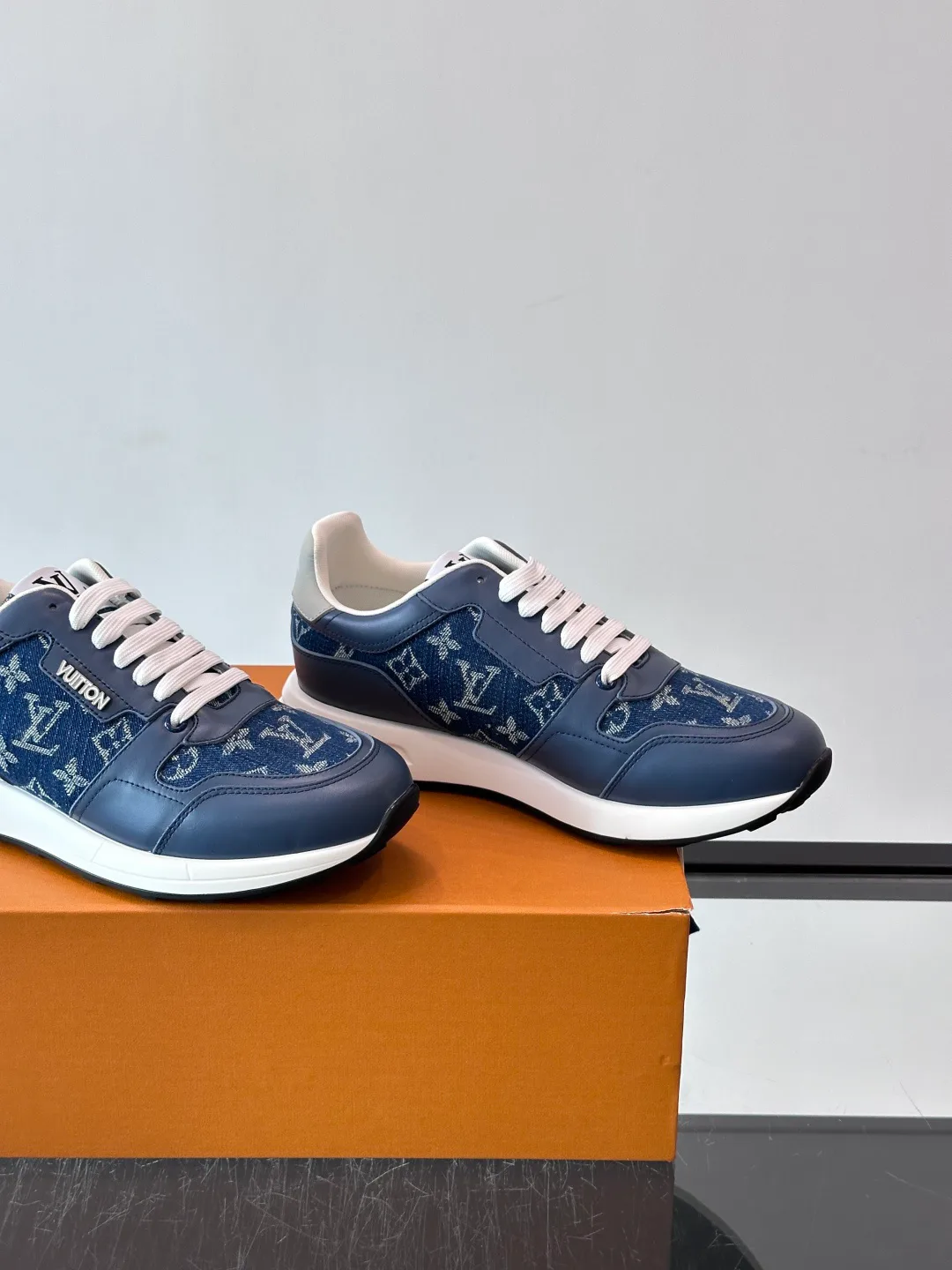 Men's Sneakers LOUIS VUITTON 18400561