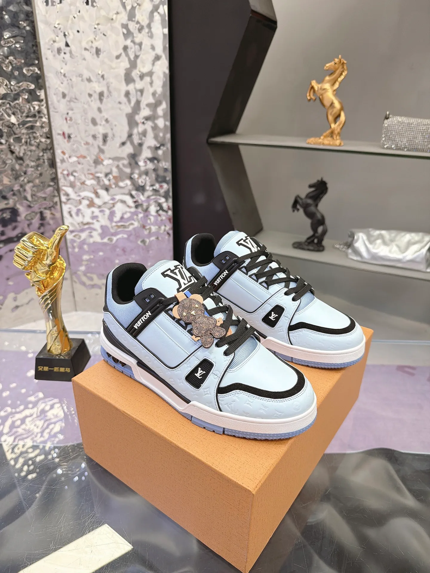 Women's Sneakers LOUIS VUITTON 17930929