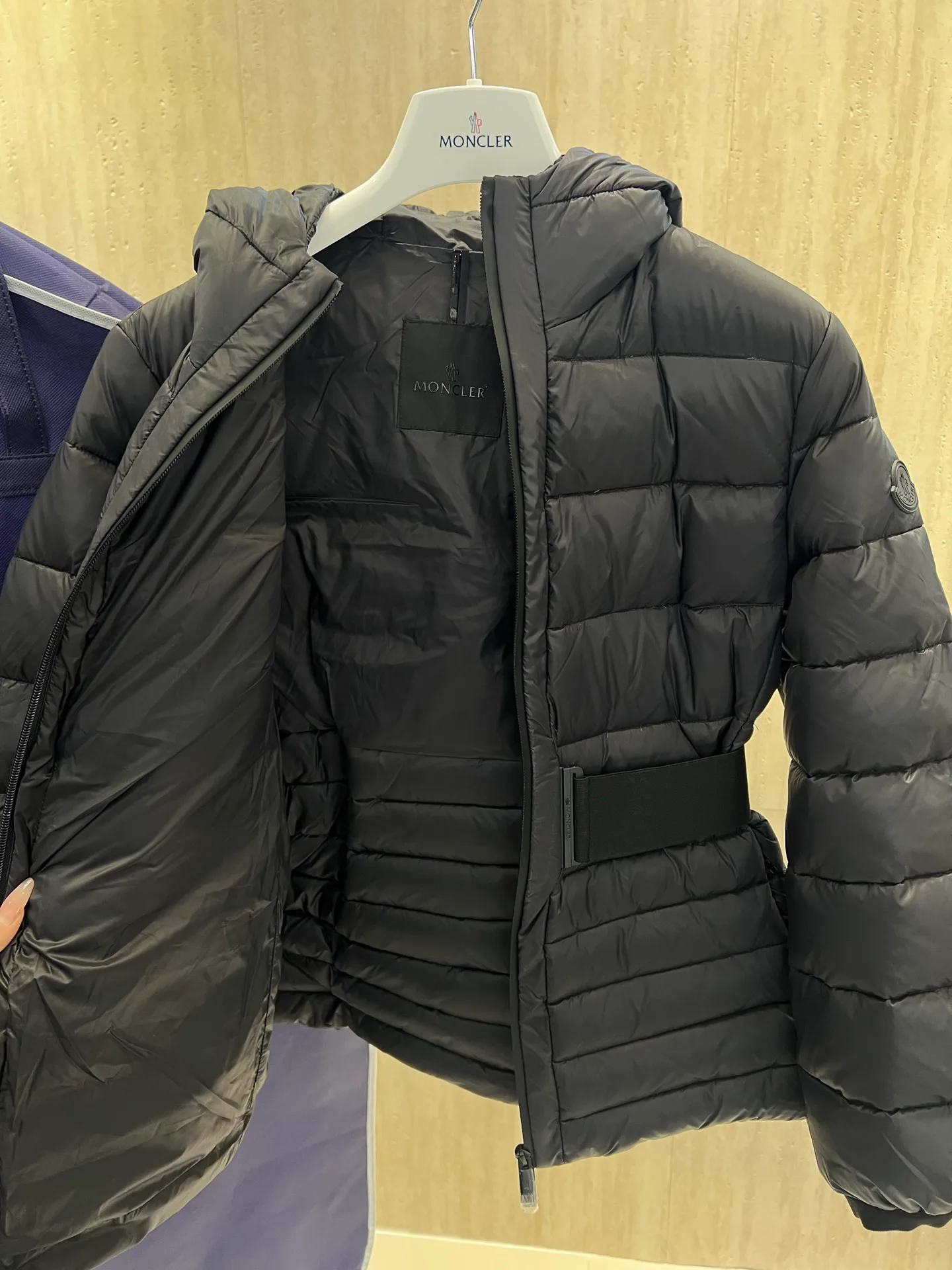 Women's Jackets And Down Jackets MONCLER 18302920