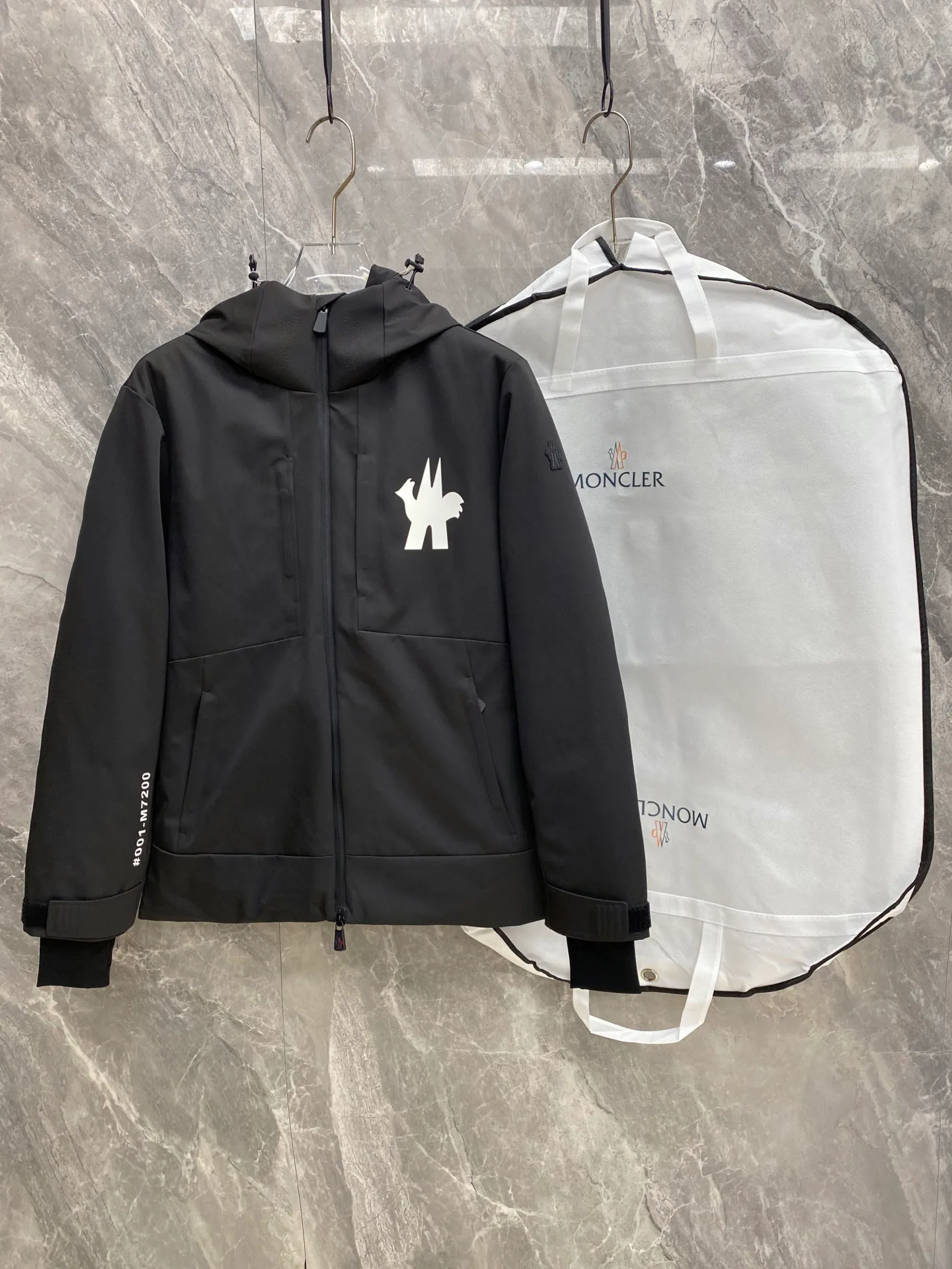 Women's Jackets And Down Jackets MONCLER 18348634