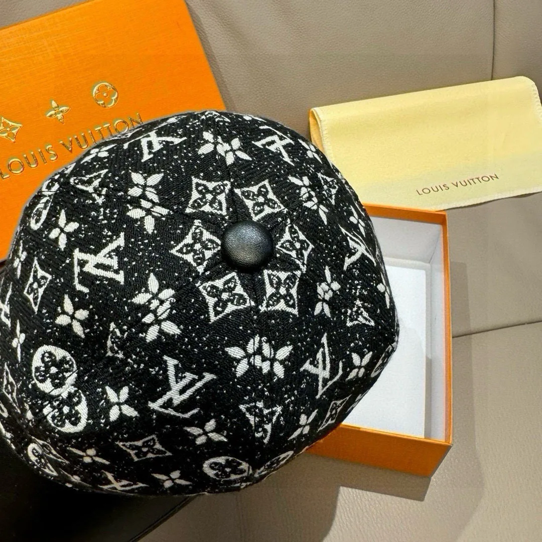 Hats LOUIS VUITTON 18105279