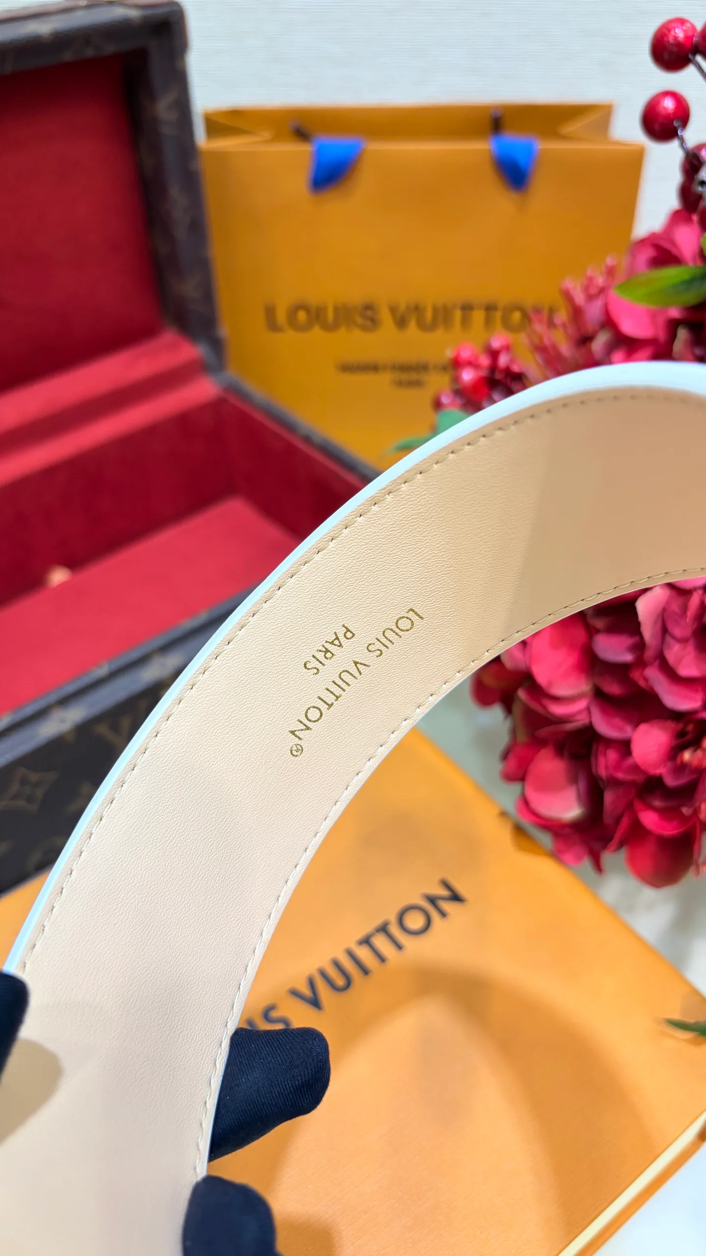 Hats LOUIS VUITTON 18202156