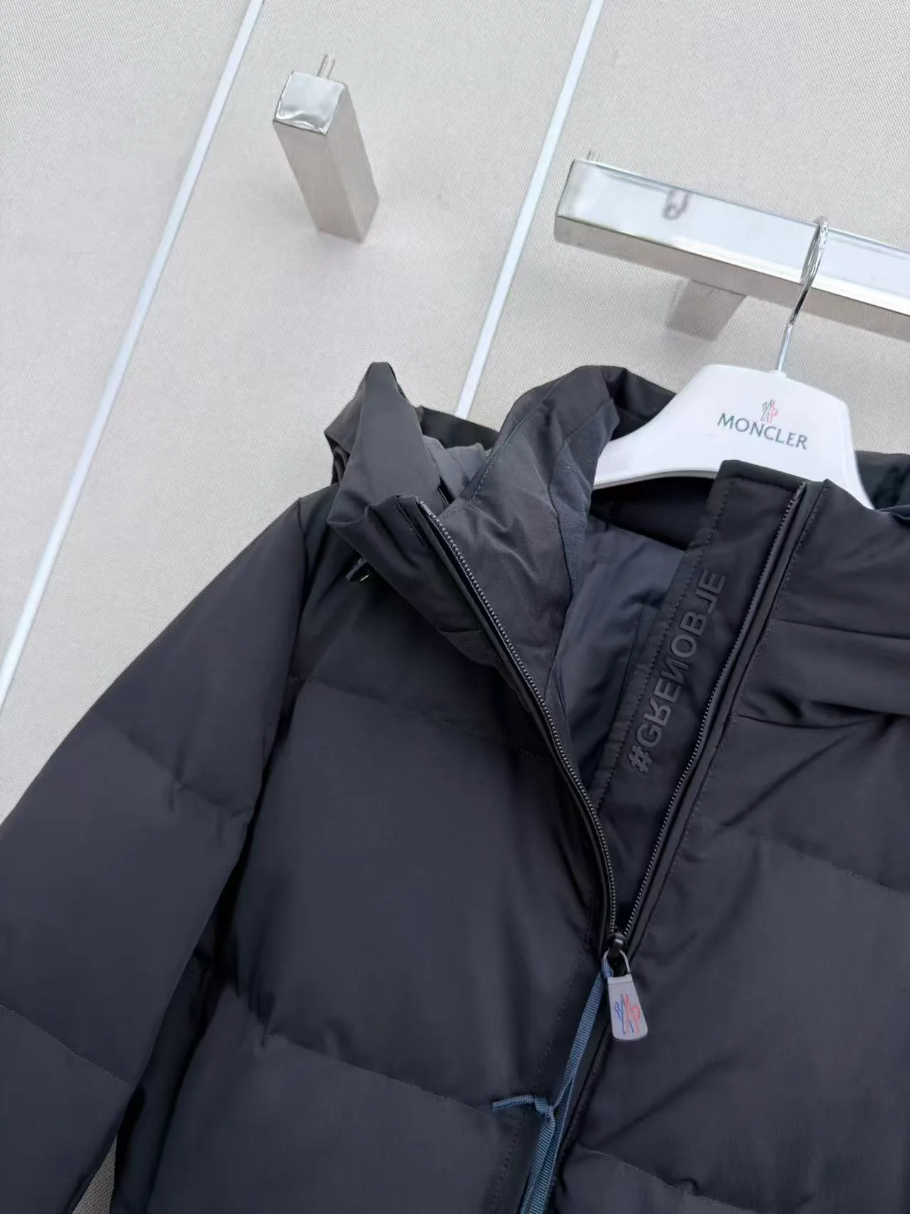 Women's Jackets And Down Jackets MONCLER 18402391