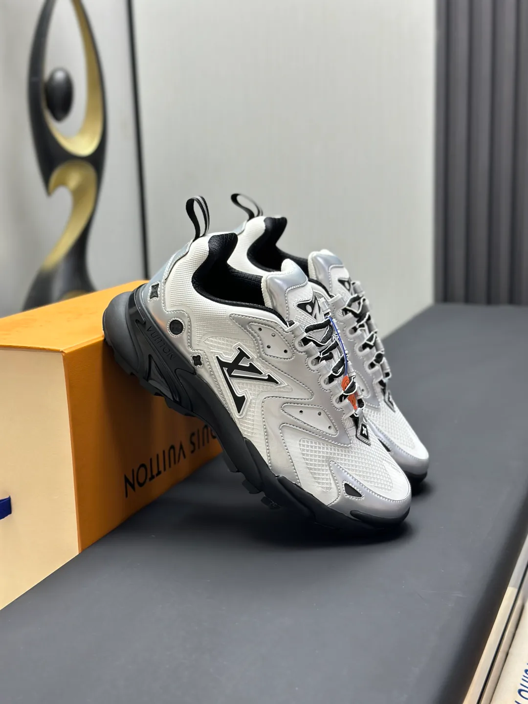 Men's Sneakers LOUIS VUITTON 18211994