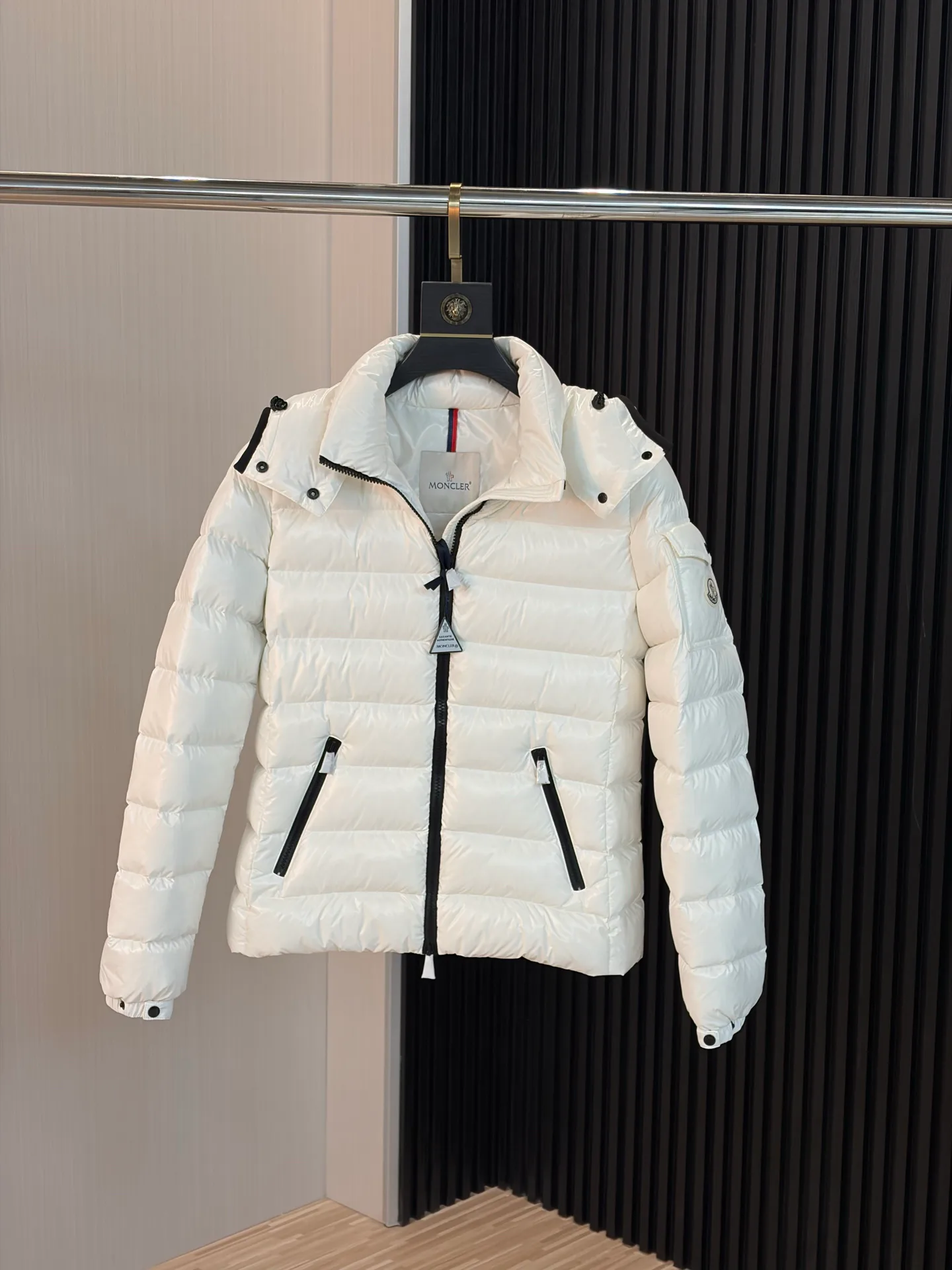 Women's Jackets And Down Jackets MONCLER 17927268