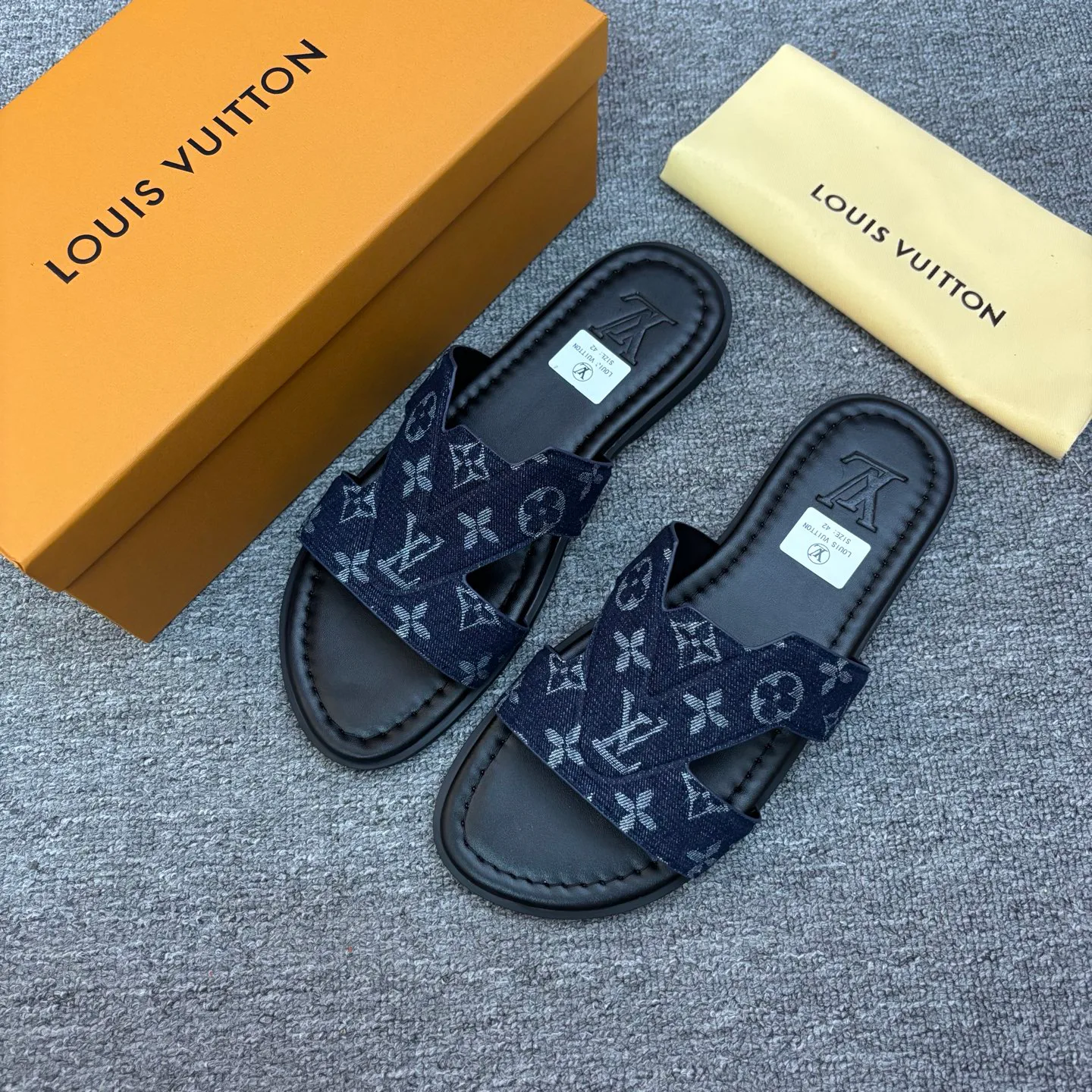 Men's Flip-Flops LOUIS VUITTON 17831644